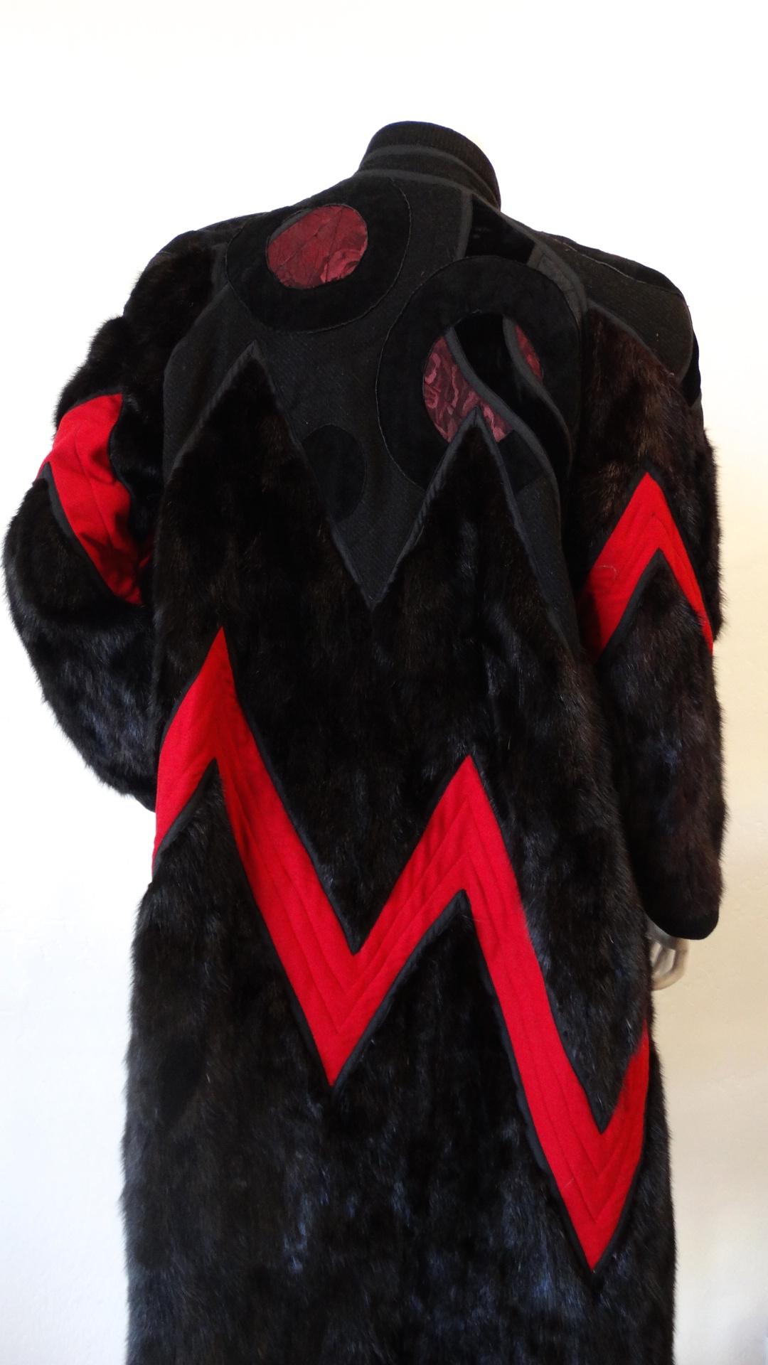 Machen Sie sich bereit für den Winter mit diesem Koos Van Den Akker Nerz Patchwork-Mantel aus den 1980er Jahren! Dieser einreihige Mantel zeichnet sich durch ein wunderschönes Nerzfell, feuerwehrrote Zickzacklinien und ein abstraktes Muster auf der