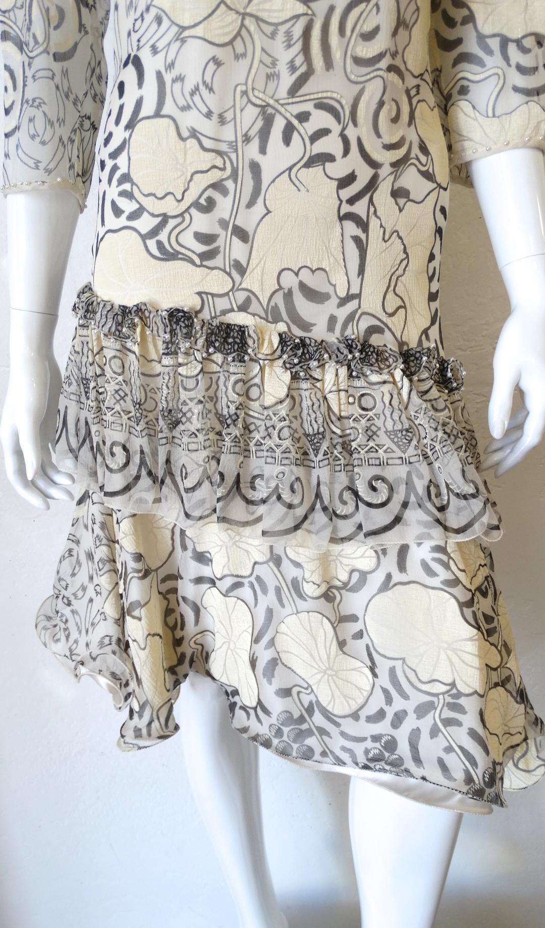 1980er Zandra Rhodes Seidenkleid mit abstraktem Motiv und fallender Taille im Zustand „Gut“ im Angebot in Scottsdale, AZ