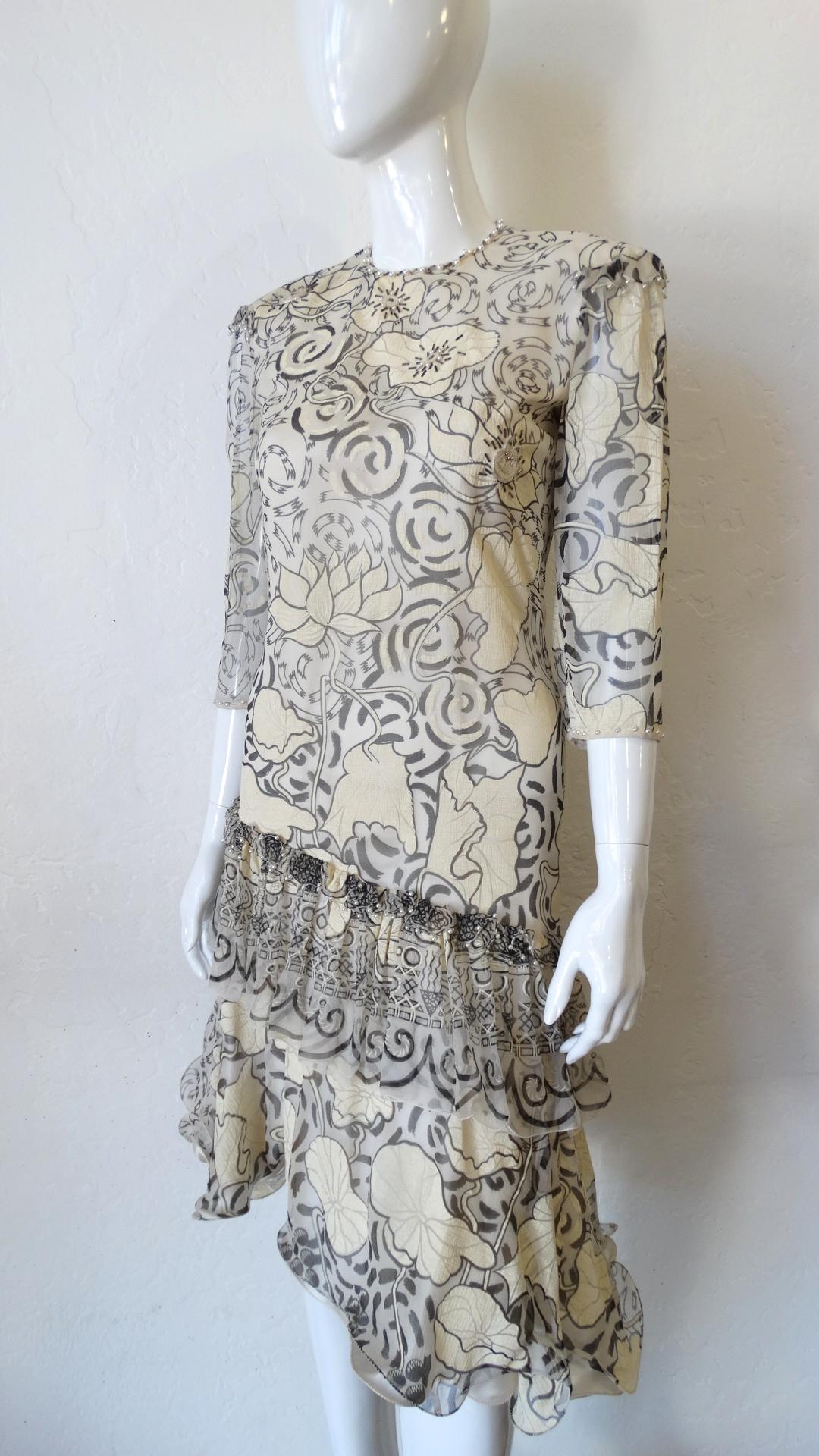 1980er Zandra Rhodes Seidenkleid mit abstraktem Motiv und fallender Taille im Angebot 5