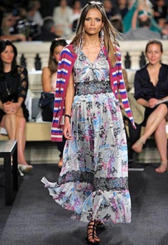 Chanel Seidenkleid mit mehrfarbigem Logo und Grafikmuster