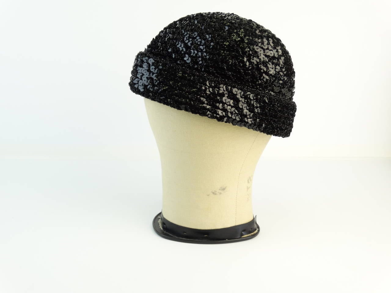 70s Halston sequins disco skull cap in black with a tight knit sequins and metalic silver thread. Sequins is only on the outside (not itchy at all)
Created for Saks Fifth Avenue 

Measurments:
one size fits all