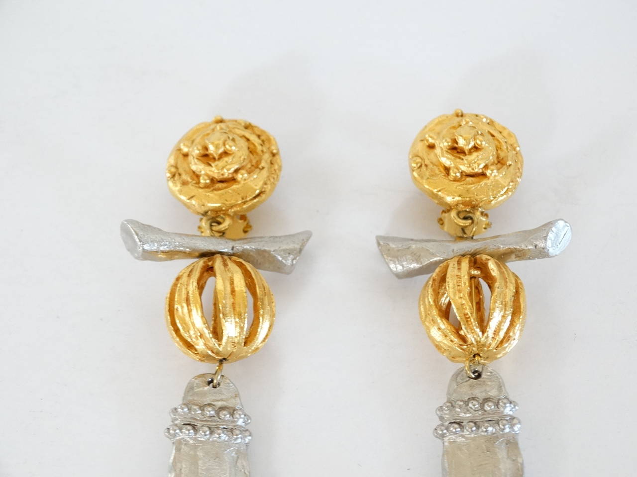 Beautiful and Bold Vintage CHRISTIAN LACROIX Asian Flare Drop clip Earrings! This is a fabulous gold tone with silver clip earring with a Asian flare
( at least to me). The earrings are light in weight and measure 4inches long. In mint vintage