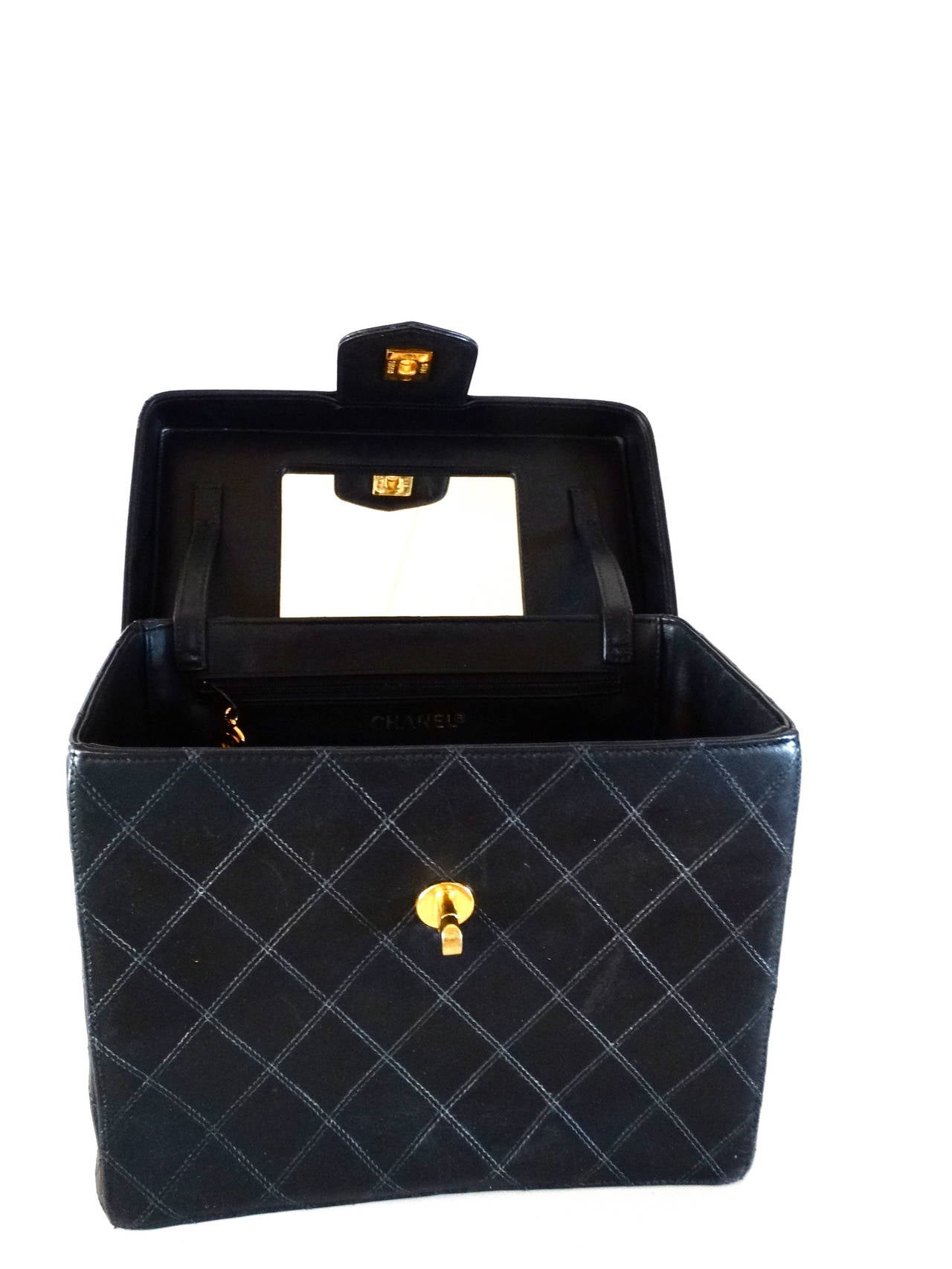 Rare 1980's CHANEL  caviar 2 way vanity bag makeup box/travel bag with inside mirror each inside wall has a zipper pocket with a CC logo zipper pull. Marked made in Italy in good condition. A great collectors piece.

Measurements:
9