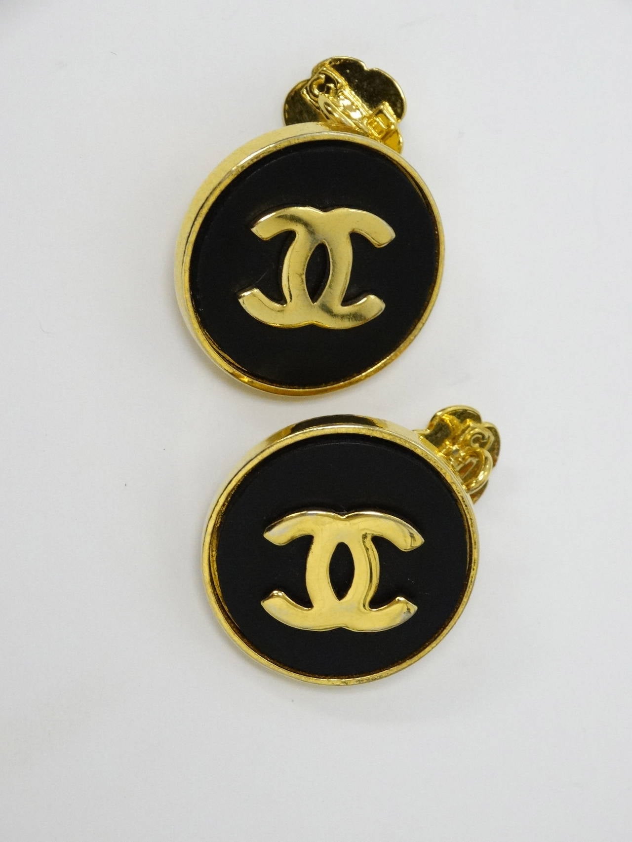 1980's Chanel Vintage Black & Goldtone Cuff Links In Excellent Condition In Scottsdale, AZ