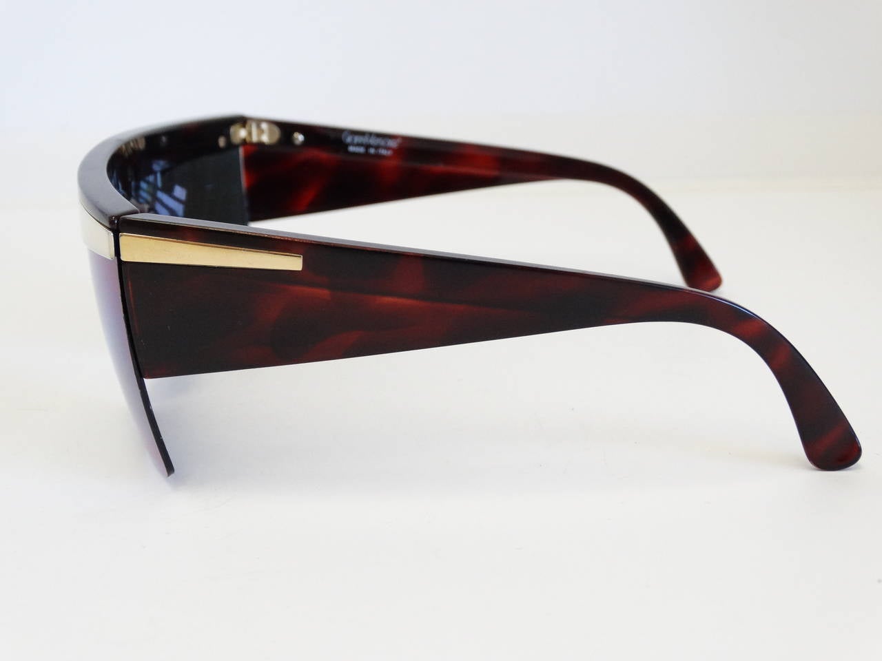 Ultra 80's Gianni Versace Update mirrored sunnies with a fabulous blu tint. Amber brown frames with a gold accent on the front. (small scratch on the front but goes unnoticed) 

LENGTH:	5.31 in. (14 cm)
WIDTH:	5.91 in. (15 cm)