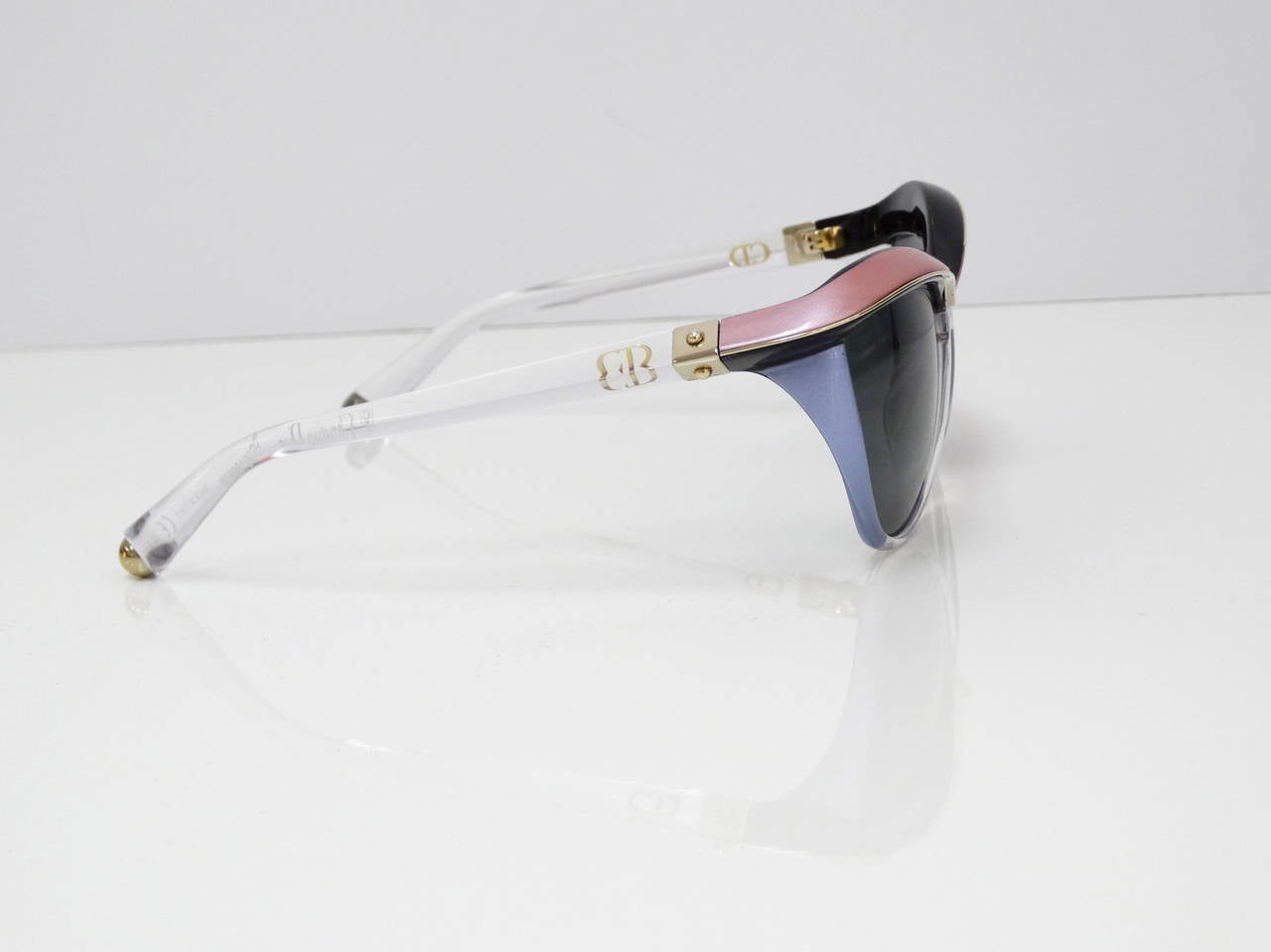 2013 Special Edition: the Dior Demoiselle 1 Sunglasses express Dior’s modern elegance and savoir-faire. The futuristic design features accentuate Dior’s constant fervour for fashion perfection with touches of colour meeting in a beautiful butterfly