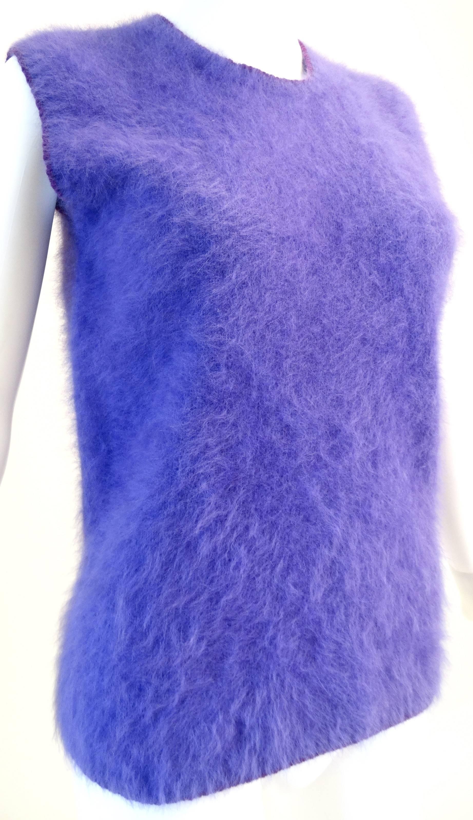 Il s'agit d'un pull sans manches en angora très confortable du designer Gianni Versace, datant du début des années 90. Le pull est d'un violet fabuleux avec une bordure en tricot violet foncé autour du cou et des trous de bras. Idéal pour les