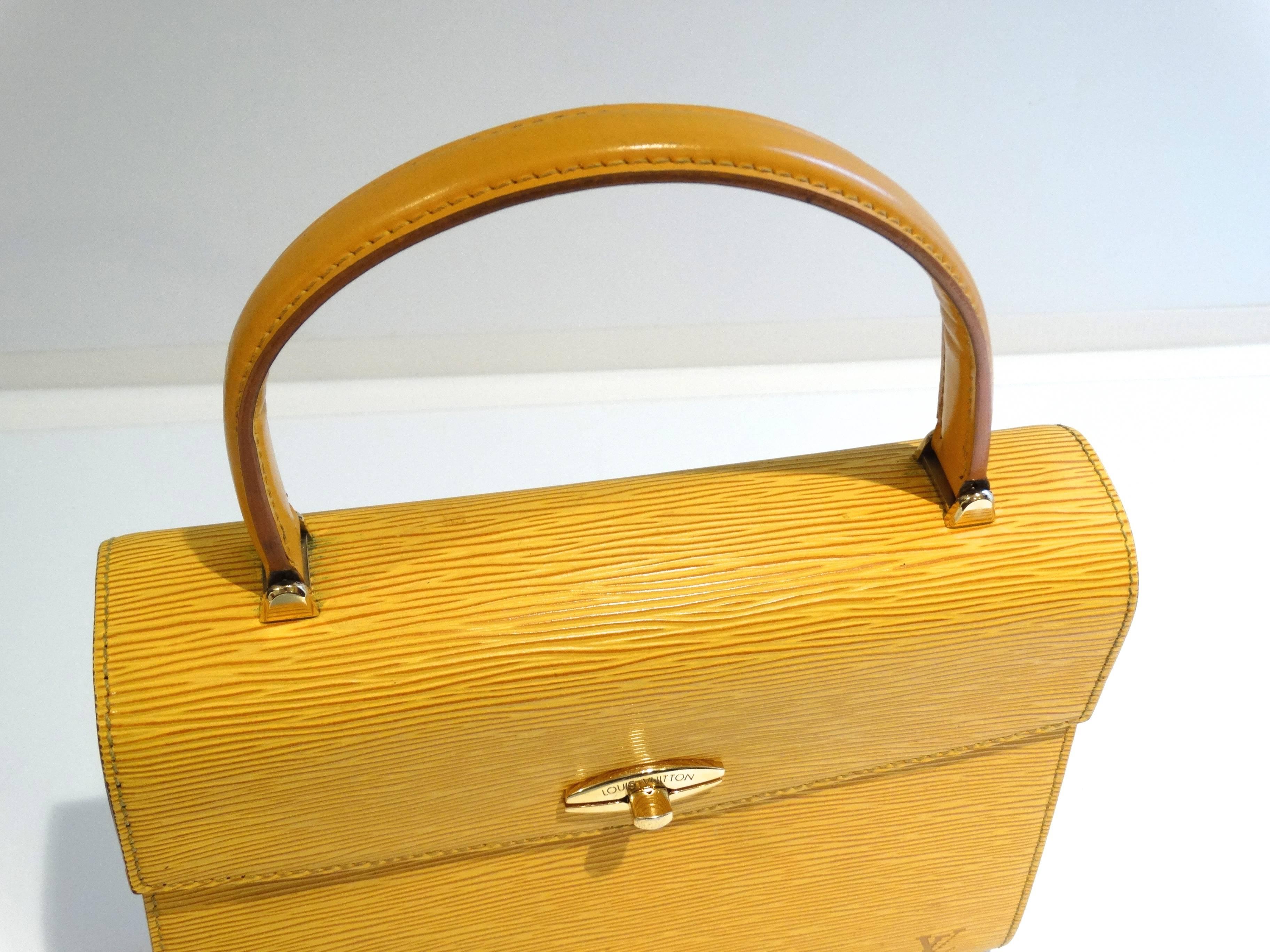 Dies ist Ihre Chance:: diese seltene 1995 Louis Vuitton Yellow Epi Leder Malesherbes Tasche zu bekommen. Diese zeitlose Tasche ist einfach elegant und kombiniert perfekt den Vintage-Look mit einem modernen Flair. Sie verfügt über eine Klappe mit