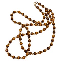 Collier long perlé en or jaune 14 carats et œil de tigre des années 1980