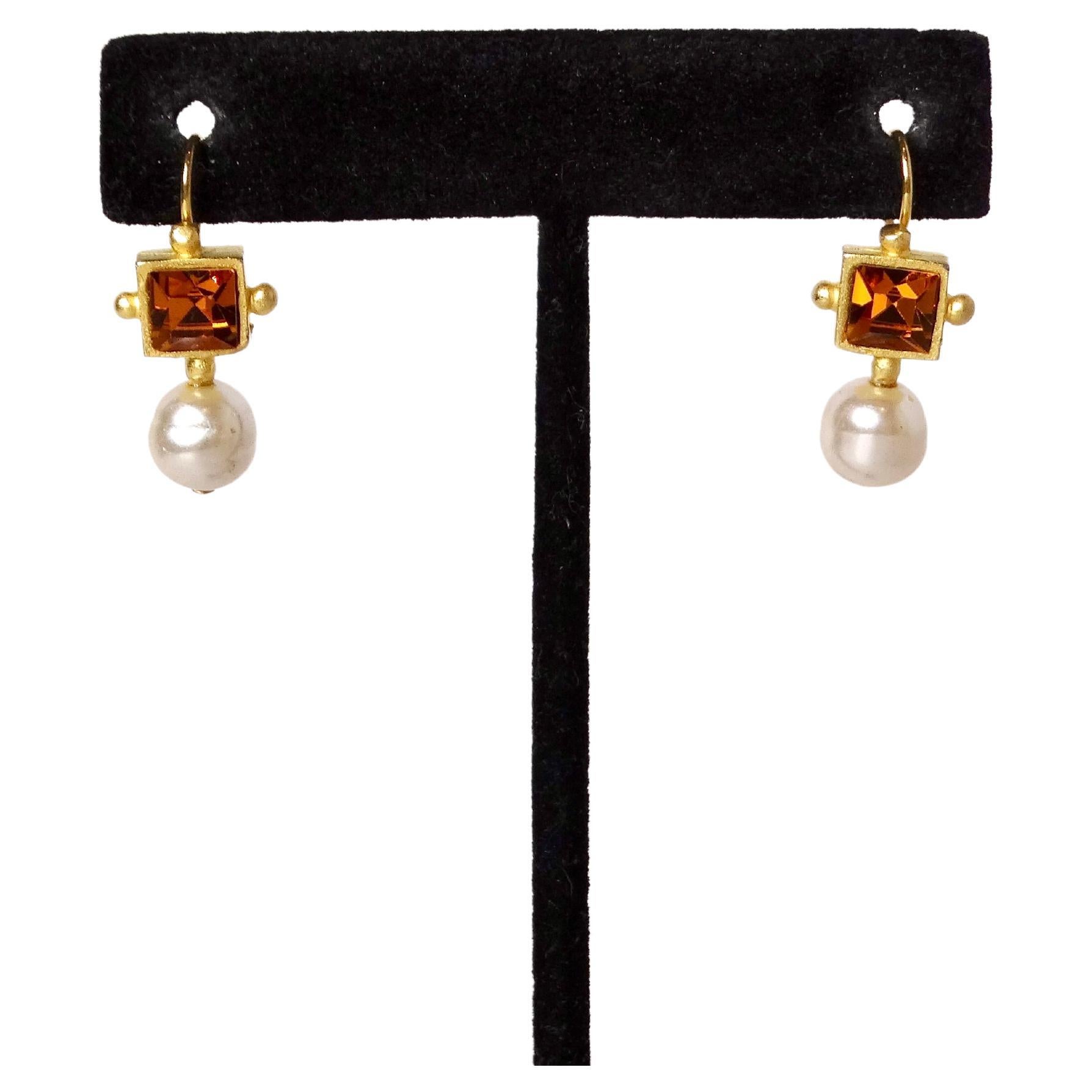 Pendants d'oreilles d'inspiration David Webb en or 18 carats avec perles d'eau douce en vente 1