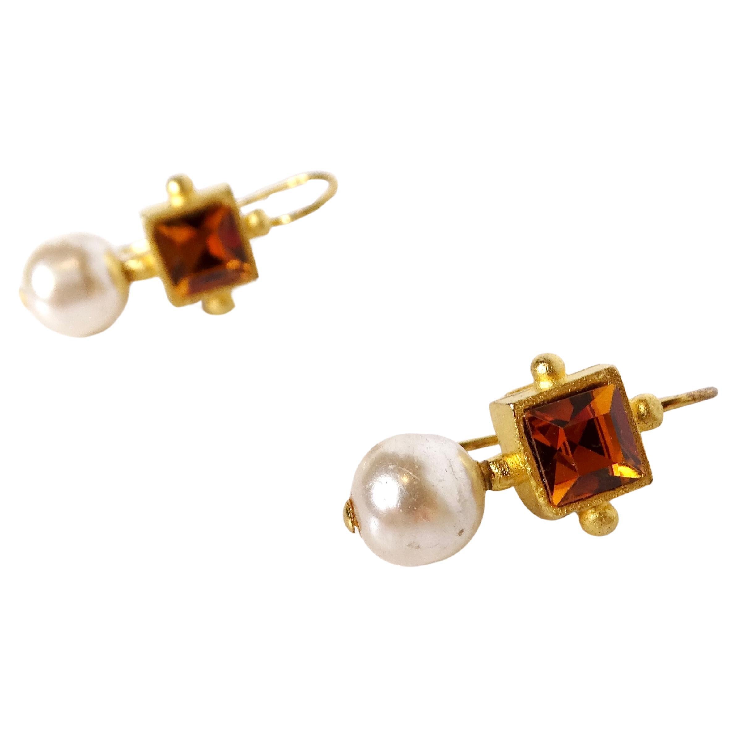Pendants d'oreilles d'inspiration David Webb en or 18 carats avec perles d'eau douce en vente