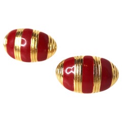 Orecchini a clip con smalto rosso a righe di Monet degli anni '80, placcati in oro giallo 18 carati