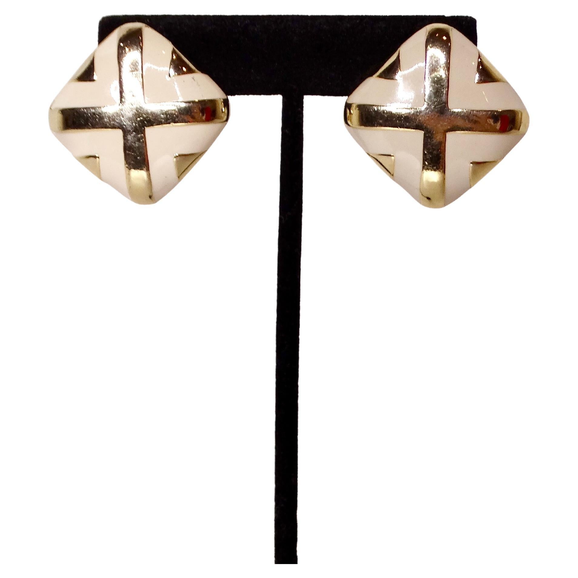Pendientes de clip cuadrados gruesos con esmalte crema y baño de oro de 14k de los años 80 en venta 1