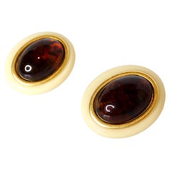 Orecchini a clip con cabochon d'ambra in resina di Yves Saint Laurent degli anni '80