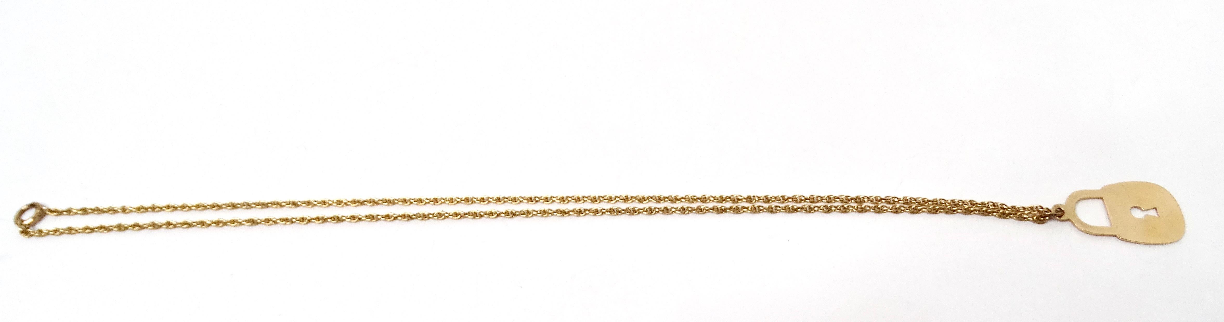 Collier à pendentif cadenas plat en or 14k circa 1990 Pour femmes en vente