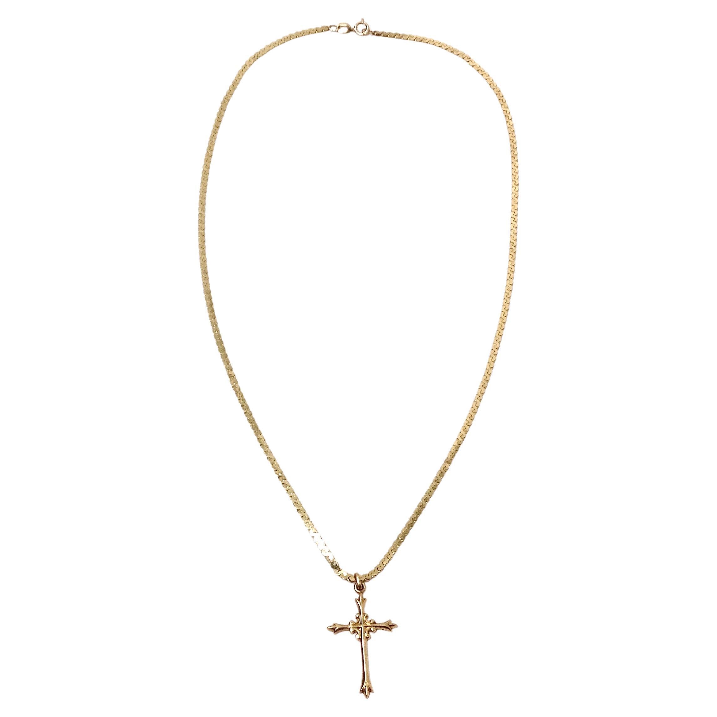 Questa splendida collana con catena a S in oro 14k, risalente agli anni '90, presenta un design classico e audace che la rende un'aggiunta versatile a qualsiasi collezione di gioielli. Le maglie S-Link della catena si incastrano dolcemente, creando