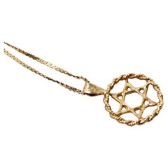 Collar de oro de 14 quilates con cadena de eslabones en S Colgante Estrella de David circa años 90