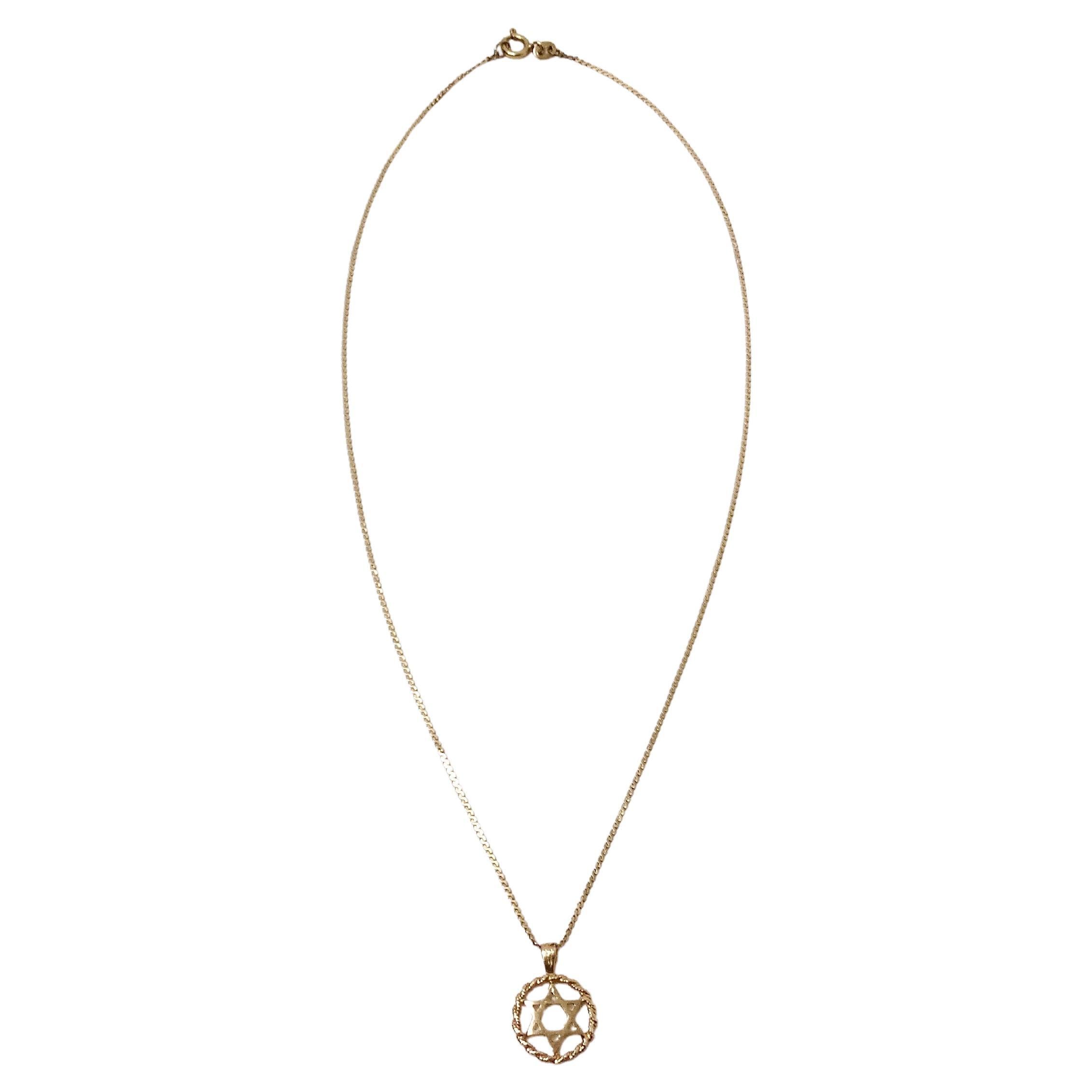 Questa splendida collana con ciondolo a stella di David con catena a S in oro 14k, risalente agli anni '90 circa, incarna un'eleganza senza tempo e un simbolismo spirituale. La collana presenta una delicata ma robusta catena A Link che sostiene con