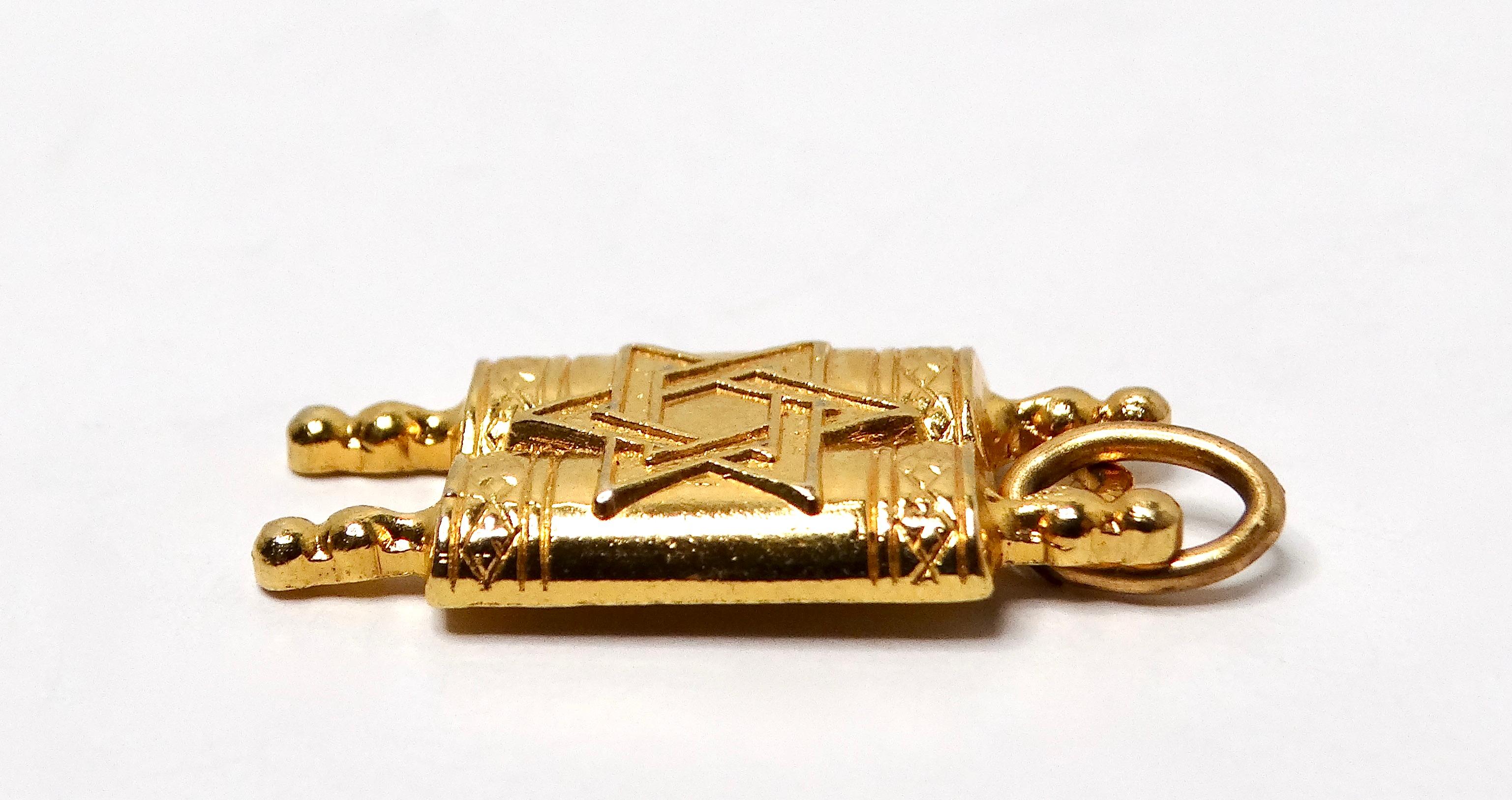 Donna Ciondolo Torah piccolo in oro 14k, circa anni '90 in vendita