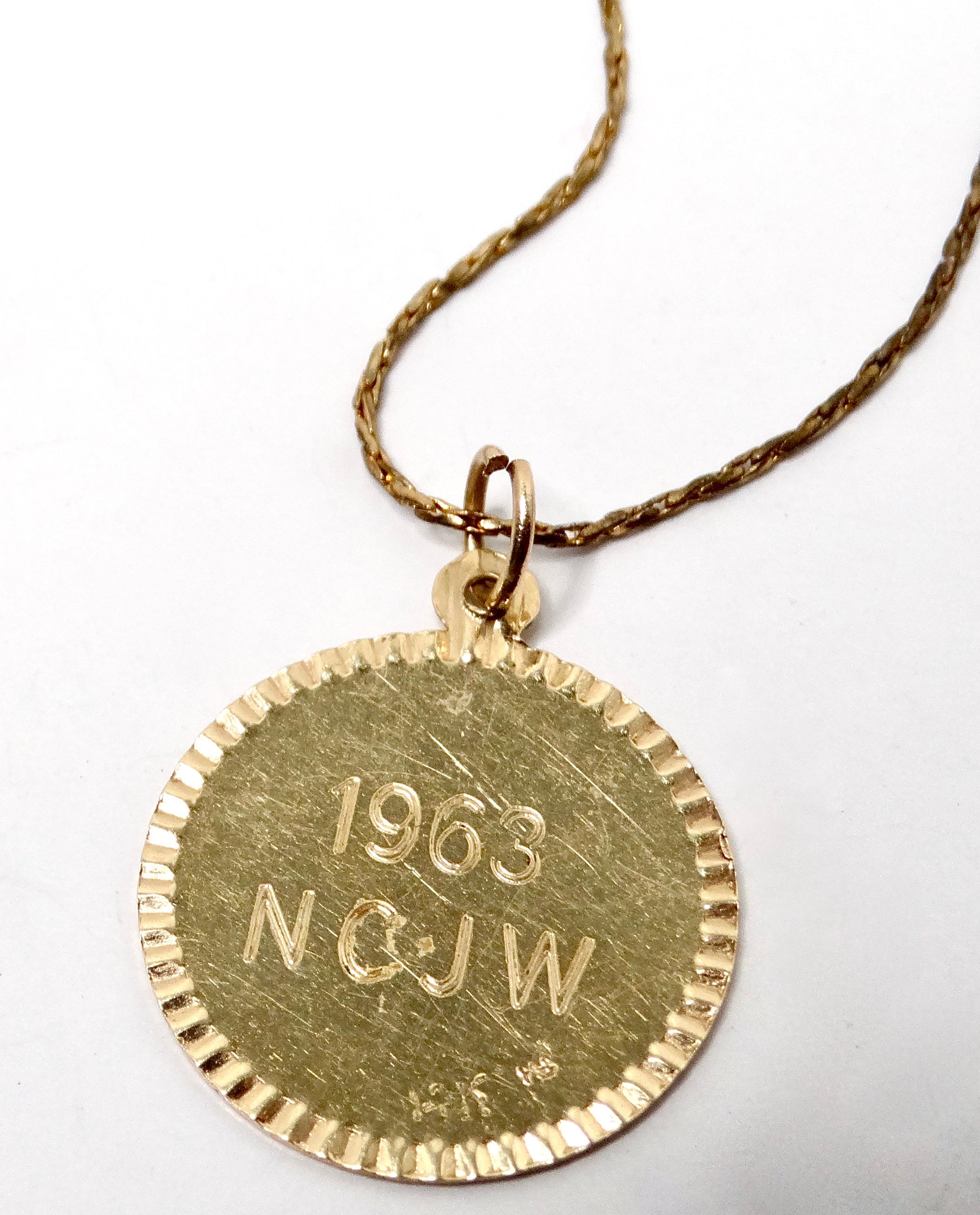 Collana con ciondolo inciso in oro 14k 