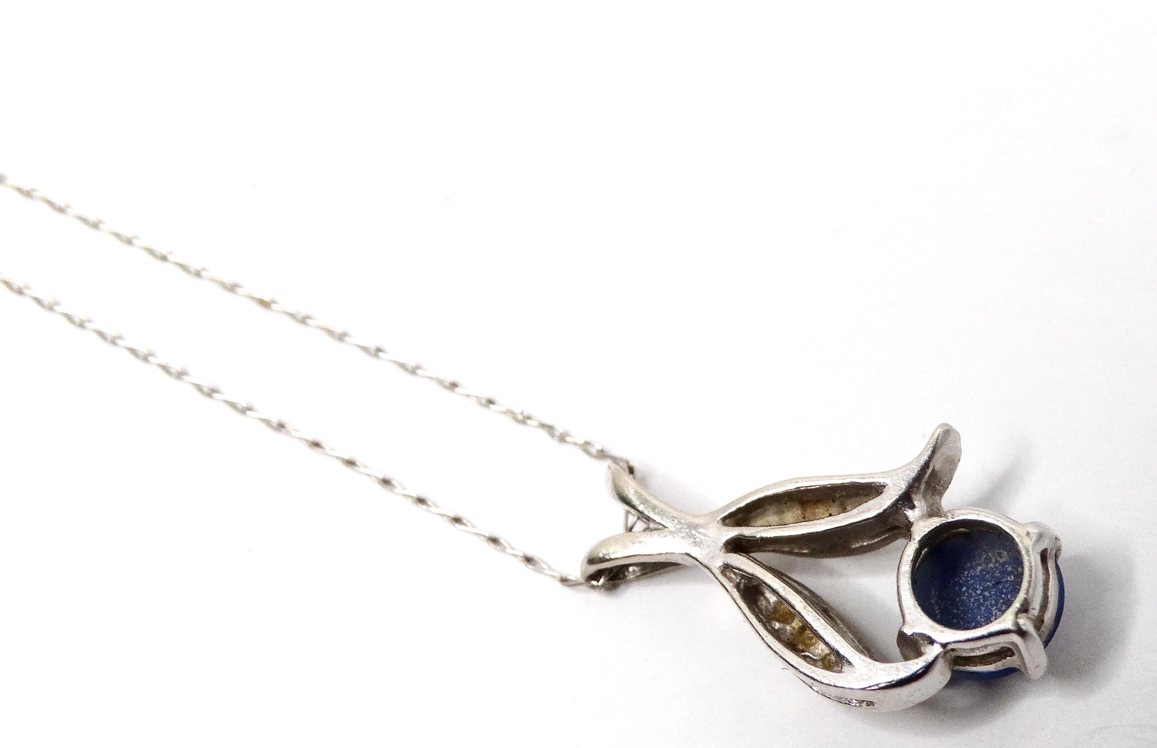 Collier à pendentifs en or blanc 14k et saphir bleu étoilé circa 1960s en vente 1