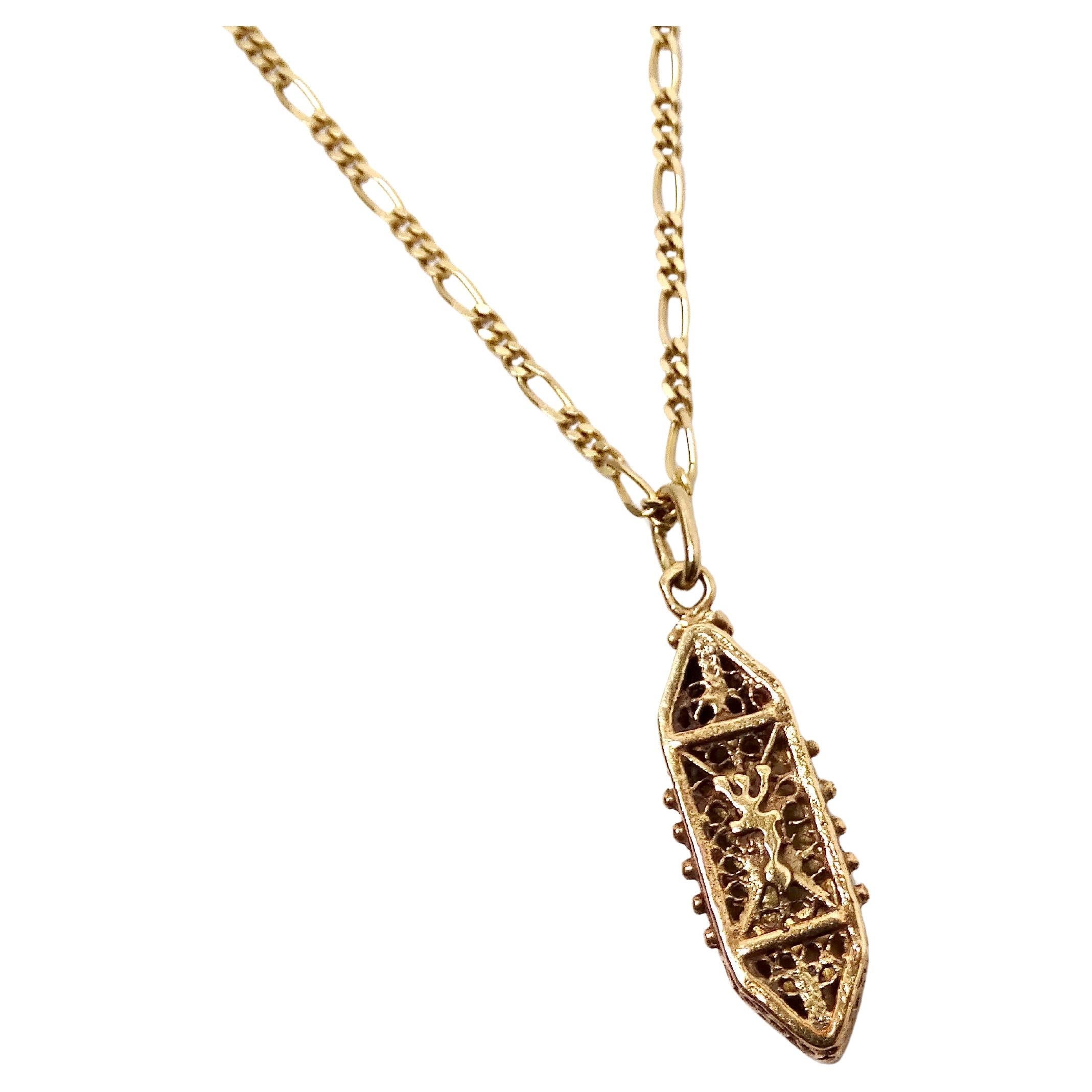 Collana con ciondolo Mezuzah a catena in oro 14k e filigrana, circa anni '90 in vendita