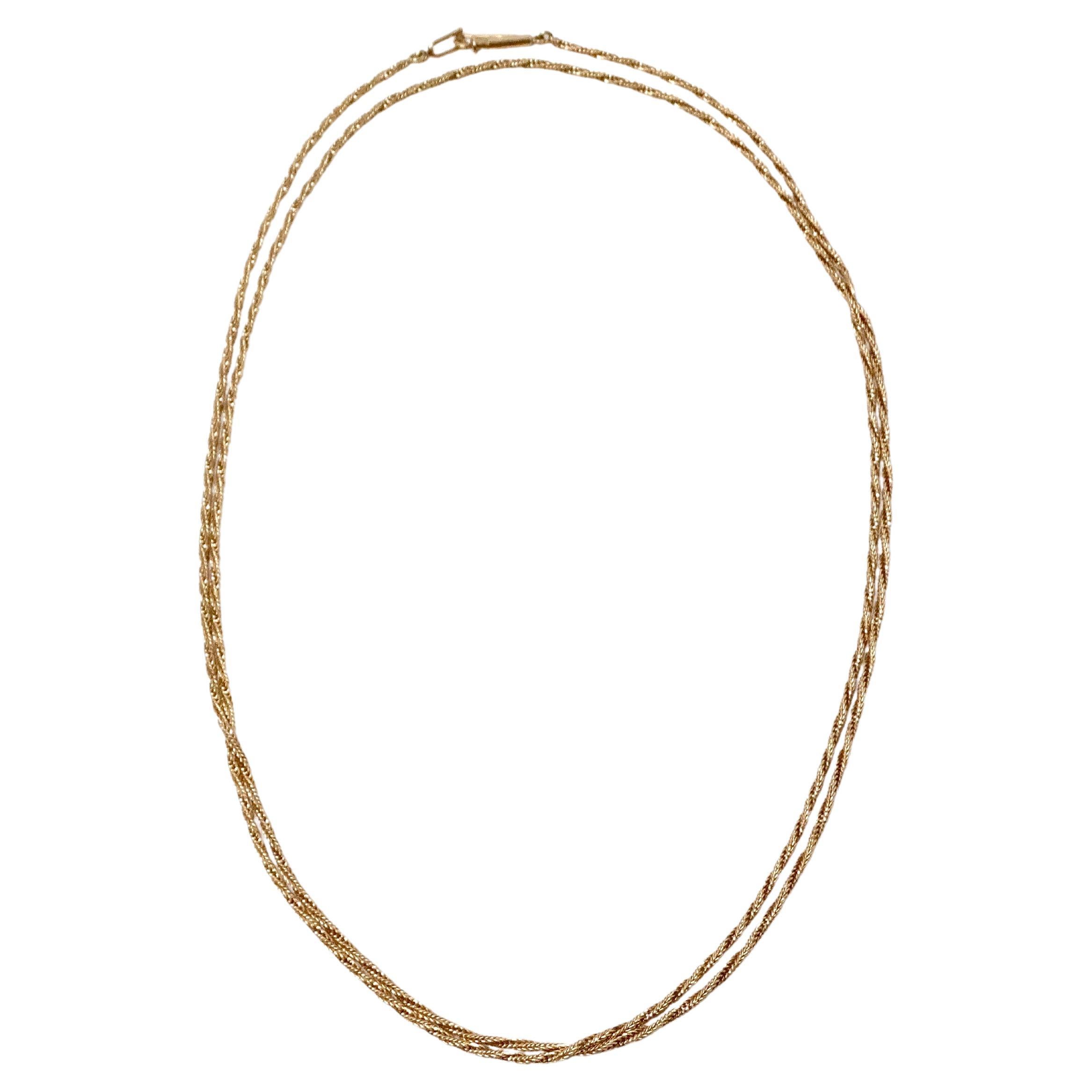 La collana lunga a catena in oro 14k degli anni '90 circa è un pezzo senza tempo che emana lusso e versatilità. Realizzata in oro 14 carati di alta qualità, questa collana presenta un classico design a corda, caratterizzato da maglie intrecciate che