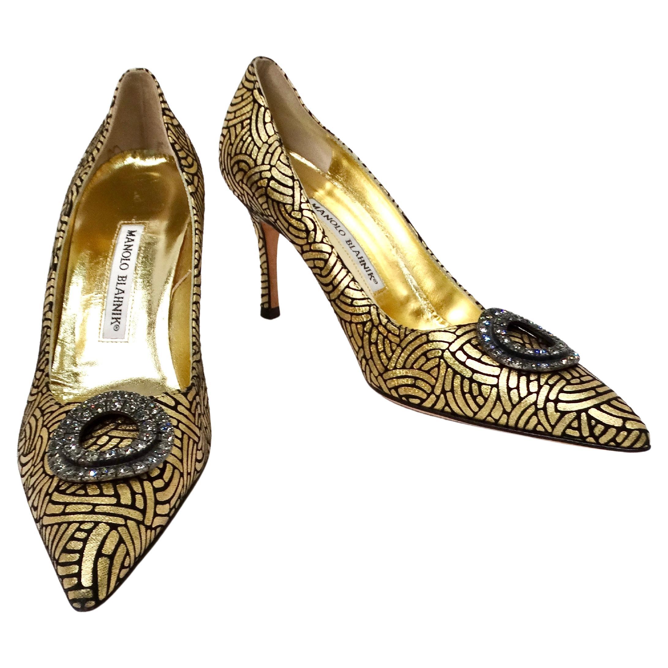Le Manolo Blahnik Gold & Black Suede Printed Jewell Toe Pumps dell'anno 2000 sono un esempio straordinario di calzature di lusso che fondono perfettamente opulenza e stile contemporaneo. Realizzate in pelle scamosciata nera e oro, queste décolleté