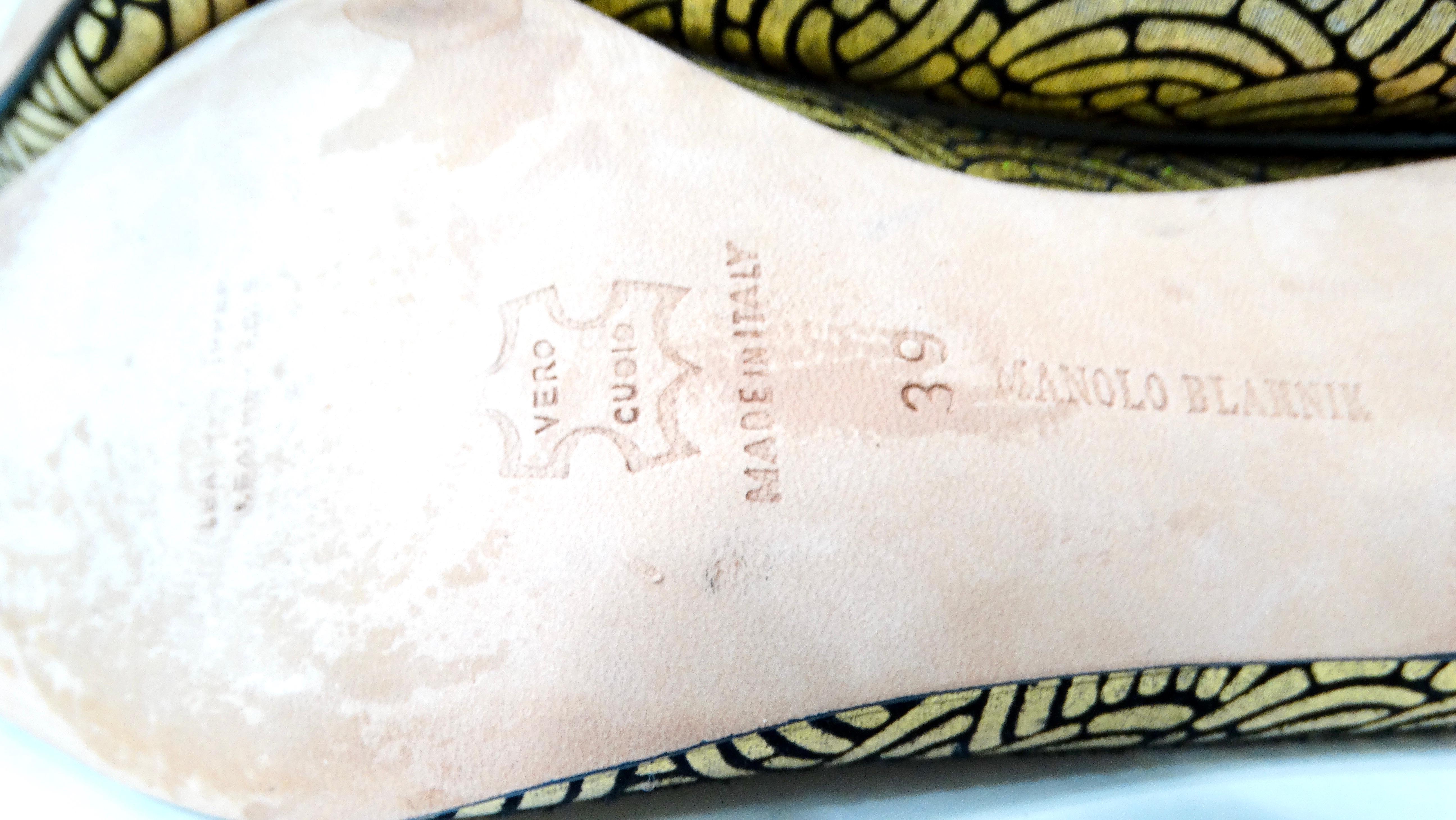 Manolo Blahnik Pumps Jewell stampate in camoscio oro e nero, circa Y2K in vendita 4