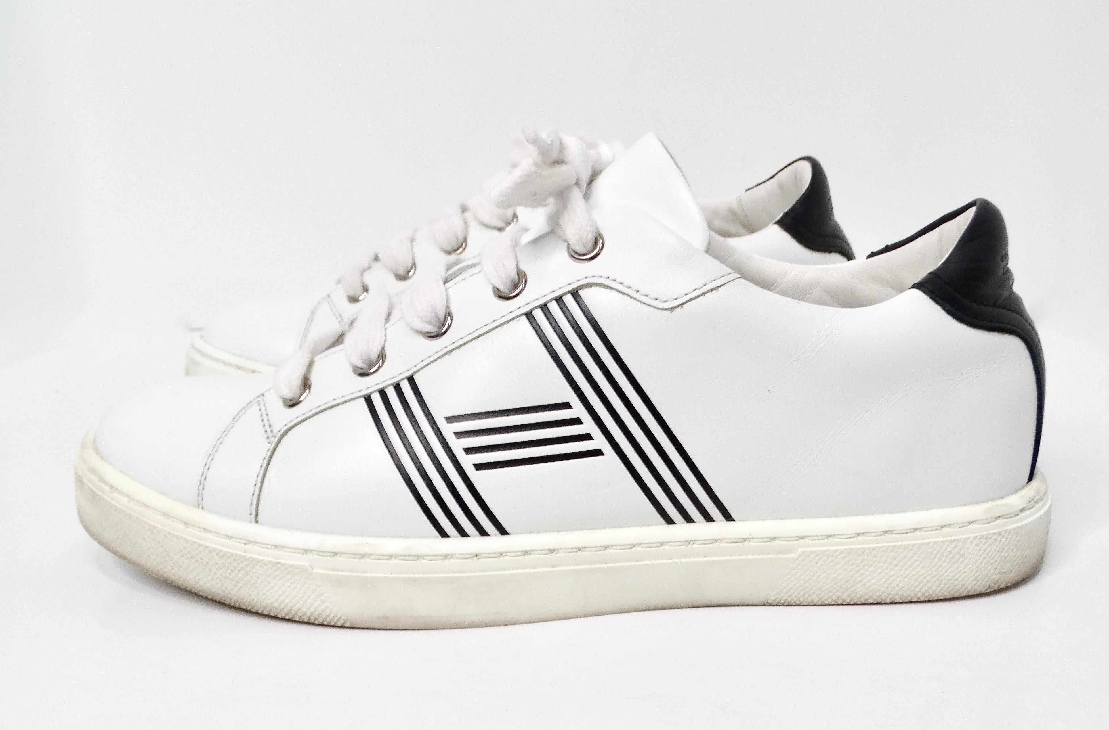 Gris Hermes Advantage - Baskets en cuir blanc et noir en vente