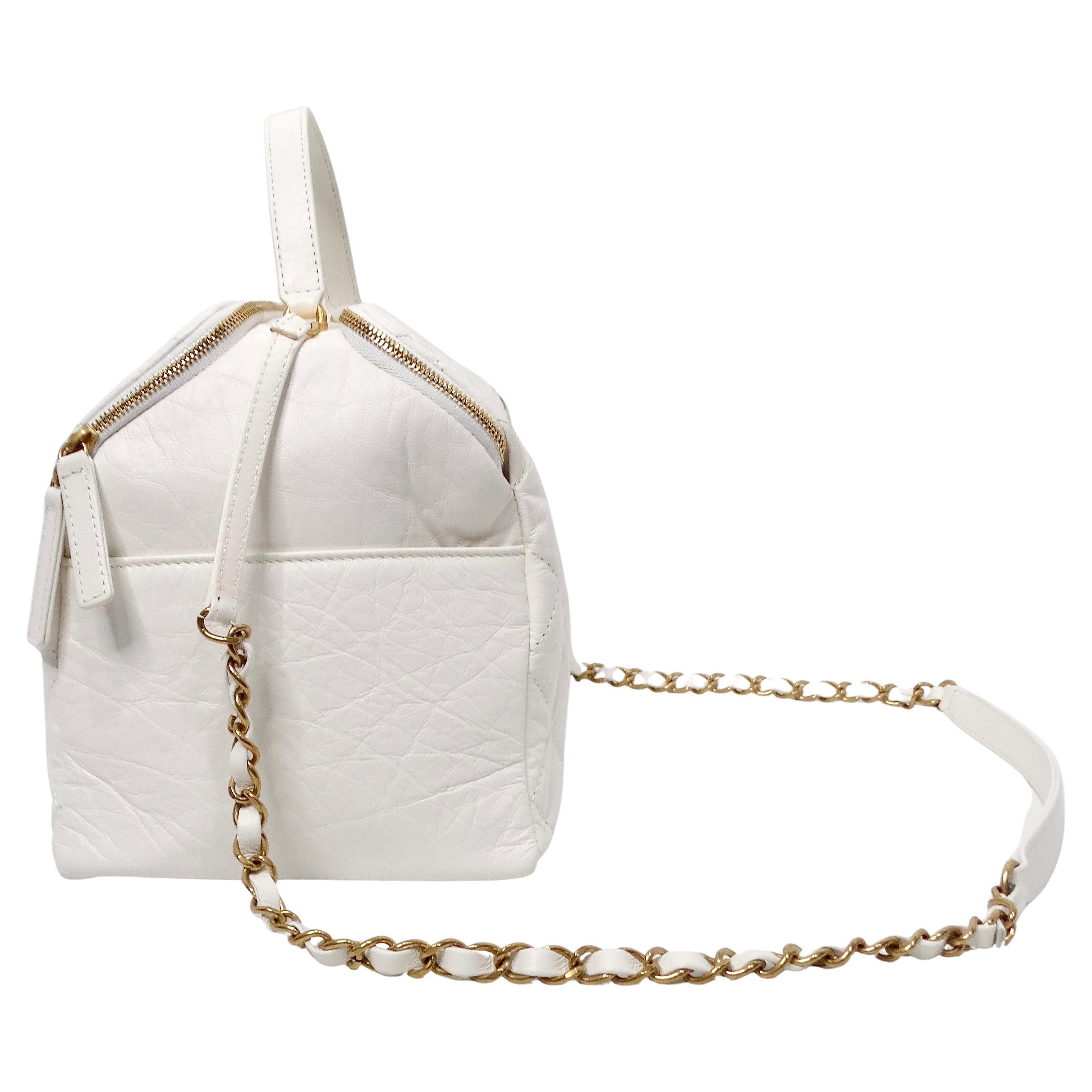 Die Chanel White Quilted Aged Calfskin Double-Sided Bowling Bag ist ein raffiniertes und vielseitiges Accessoire, das jedes Ensemble mühelos aufwertet. Die aus luxuriösem, gealtertem Kalbsleder gefertigte Tasche verfügt über das charakteristische
