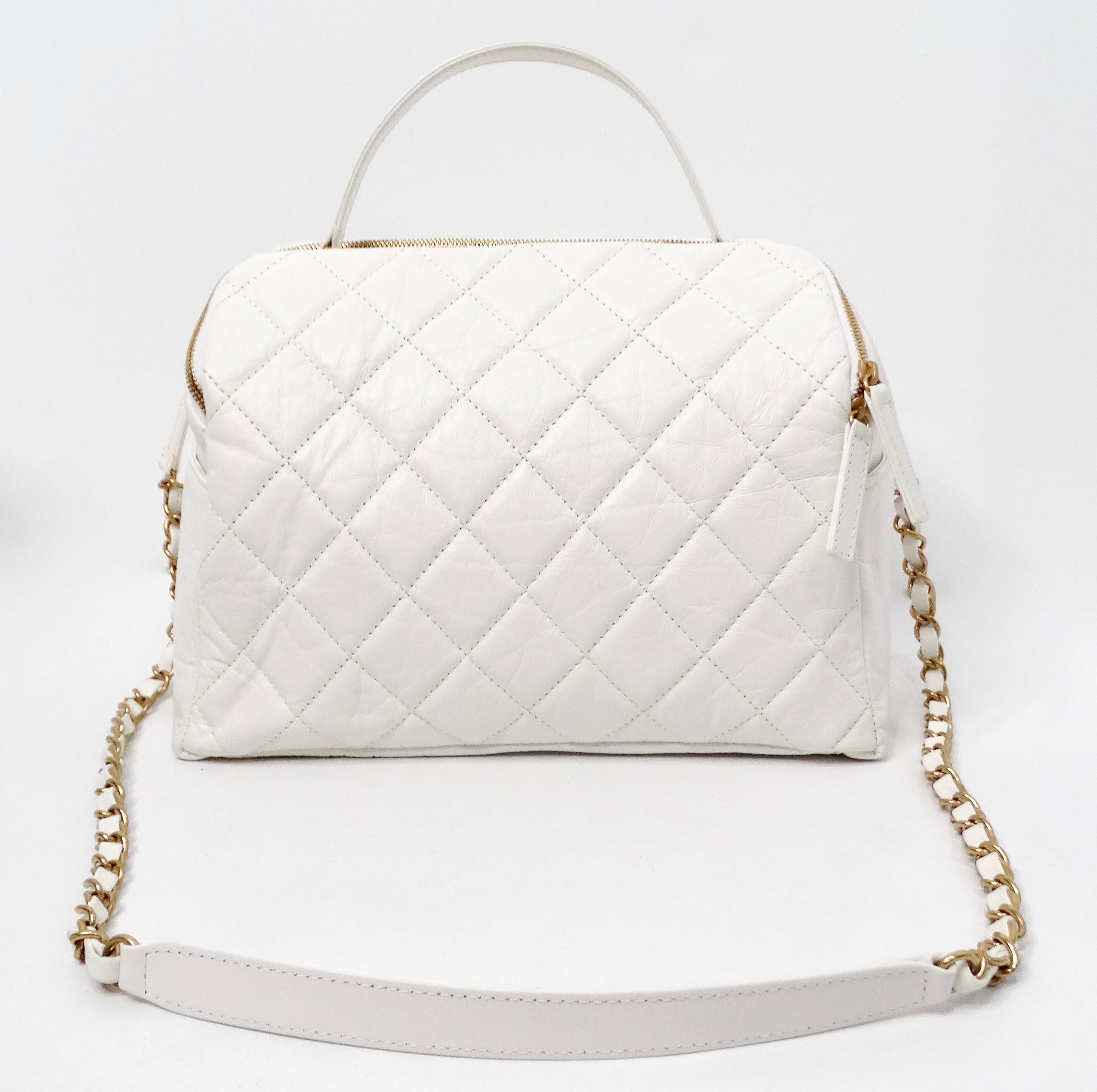 Chanel Weiße gesteppte, gealterte Kalbsleder-Bowlingtasche mit zwei Seiten im Angebot 1