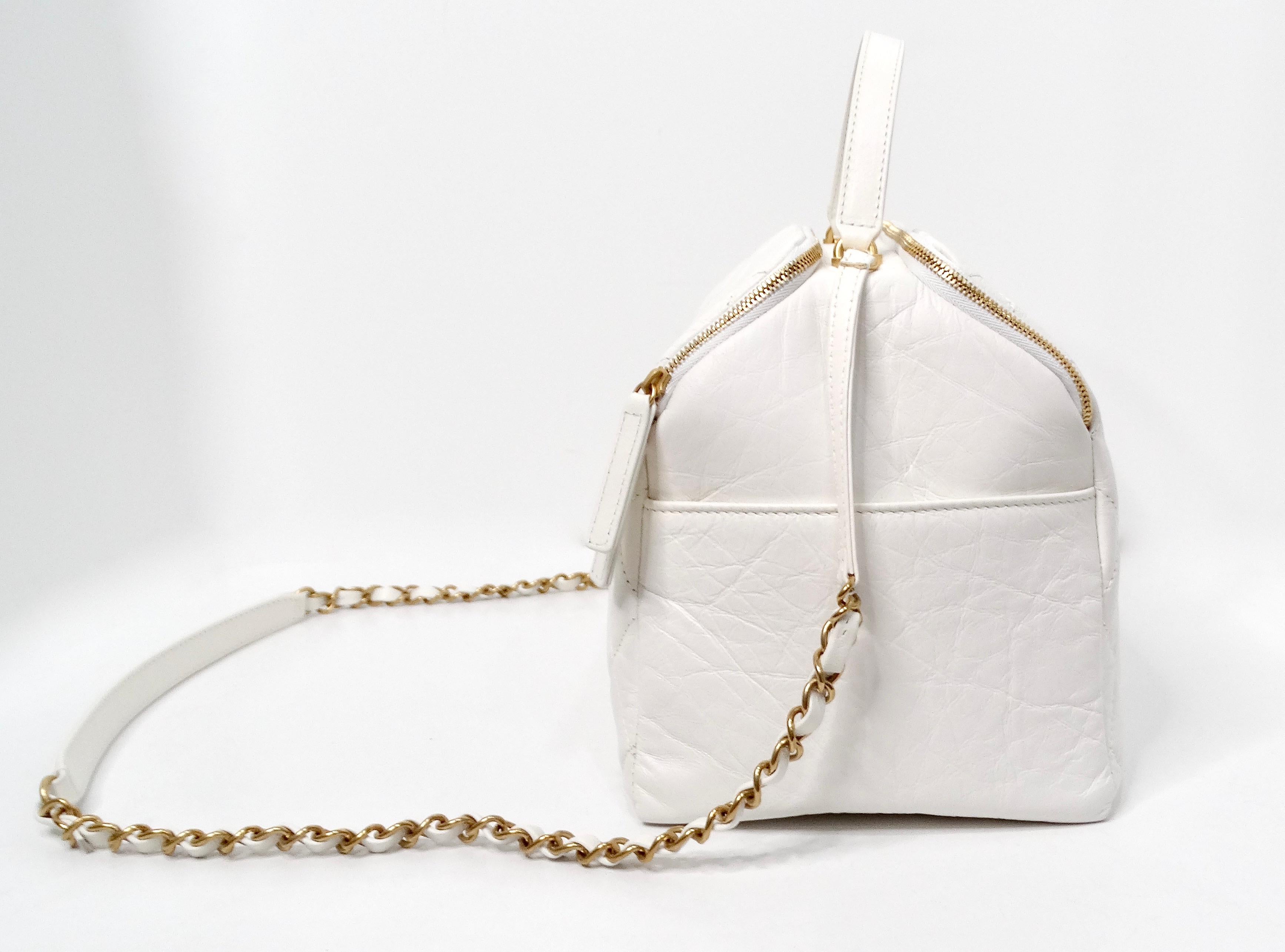 Chanel Weiße gesteppte, gealterte Kalbsleder-Bowlingtasche mit zwei Seiten im Angebot 2