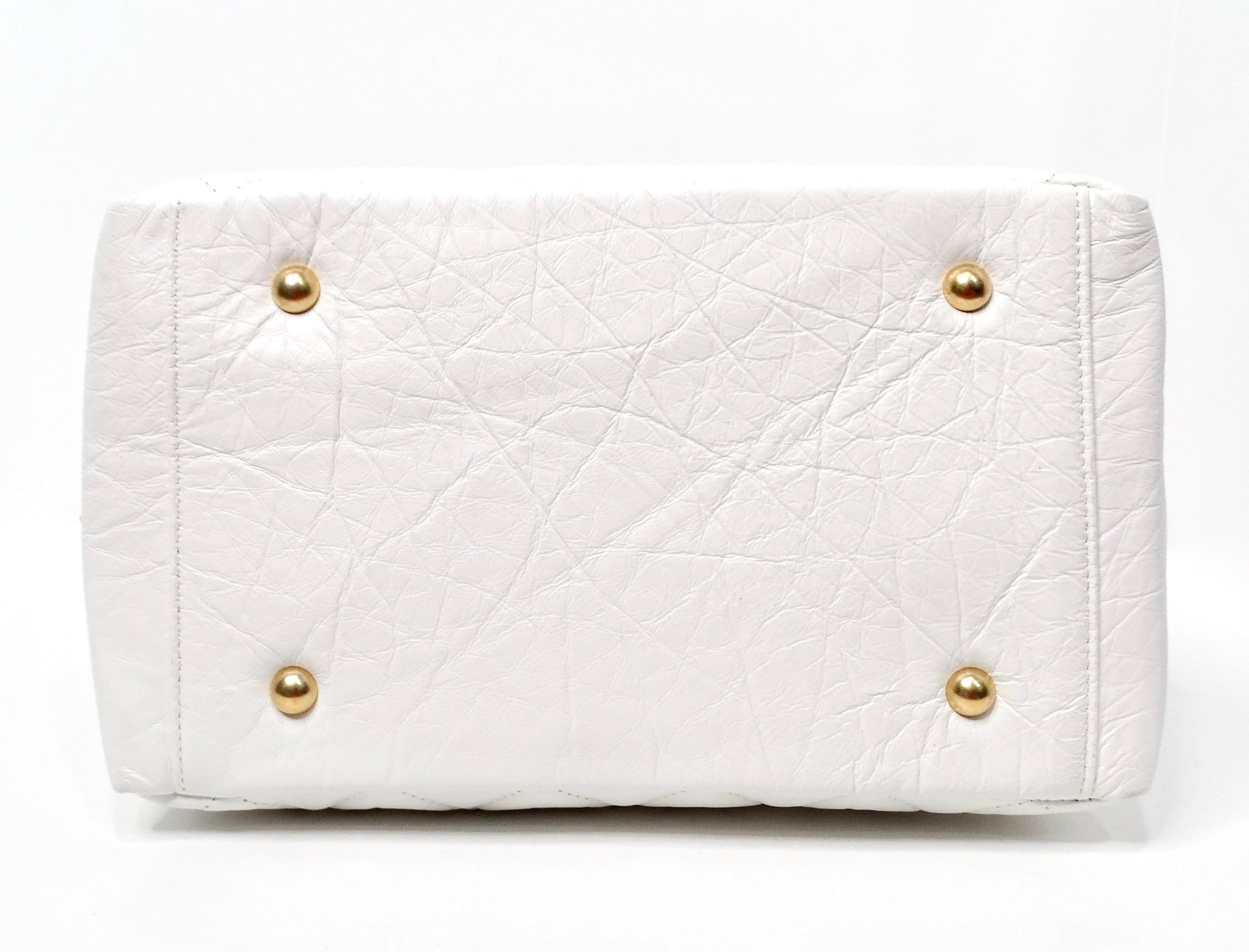 Chanel Weiße gesteppte, gealterte Kalbsleder-Bowlingtasche mit zwei Seiten im Angebot 4