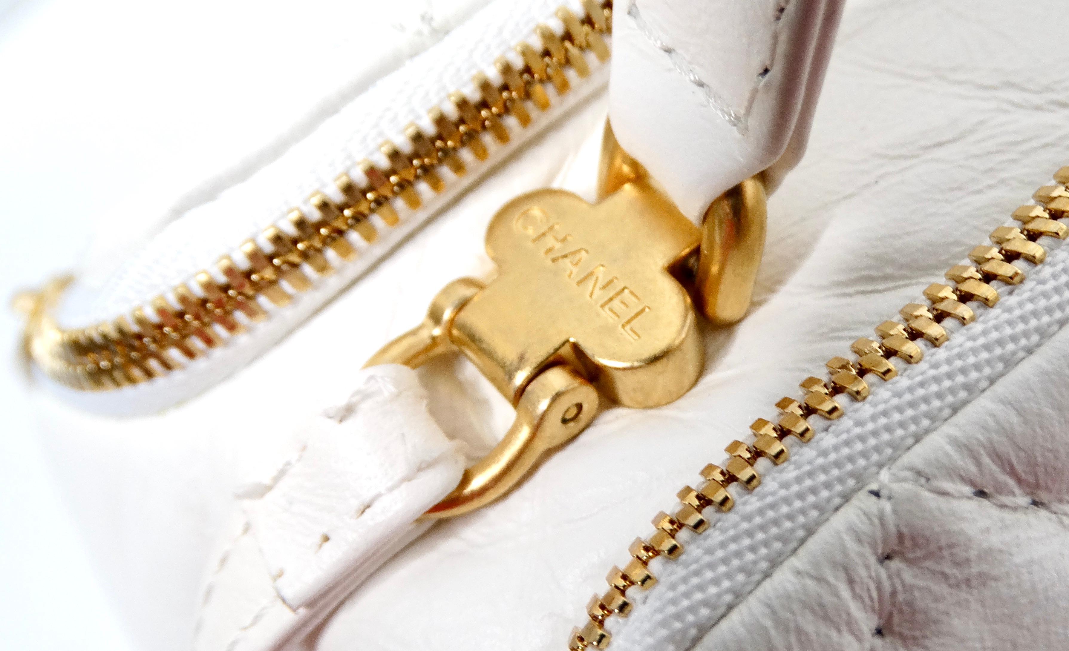 Chanel Weiße gesteppte, gealterte Kalbsleder-Bowlingtasche mit zwei Seiten im Zustand „Gut“ im Angebot in Scottsdale, AZ