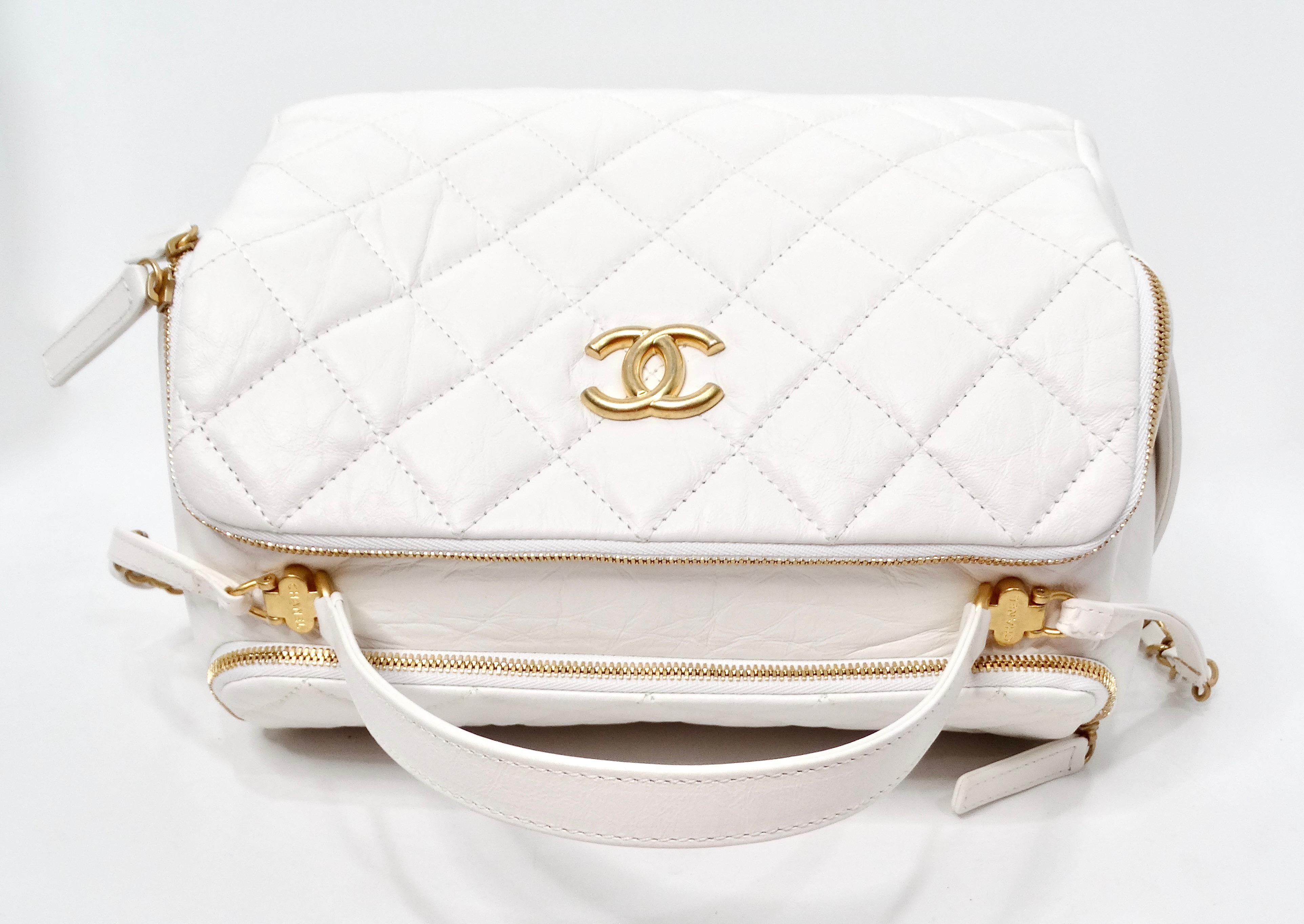 Chanel Weiße gesteppte, gealterte Kalbsleder-Bowlingtasche mit zwei Seiten Damen im Angebot
