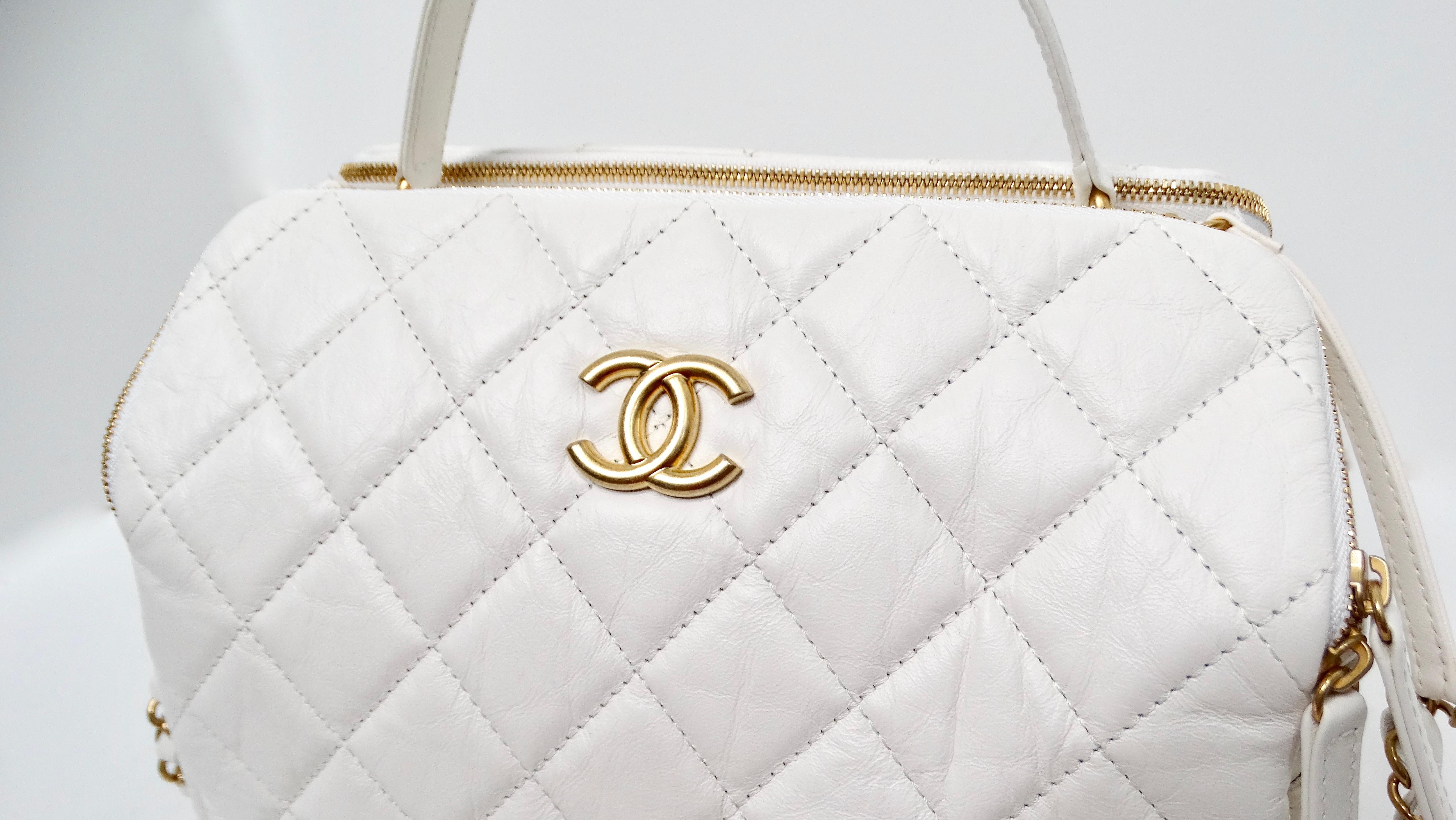 Chanel Weiße gesteppte, gealterte Kalbsleder-Bowlingtasche mit zwei Seiten (Grau) im Angebot