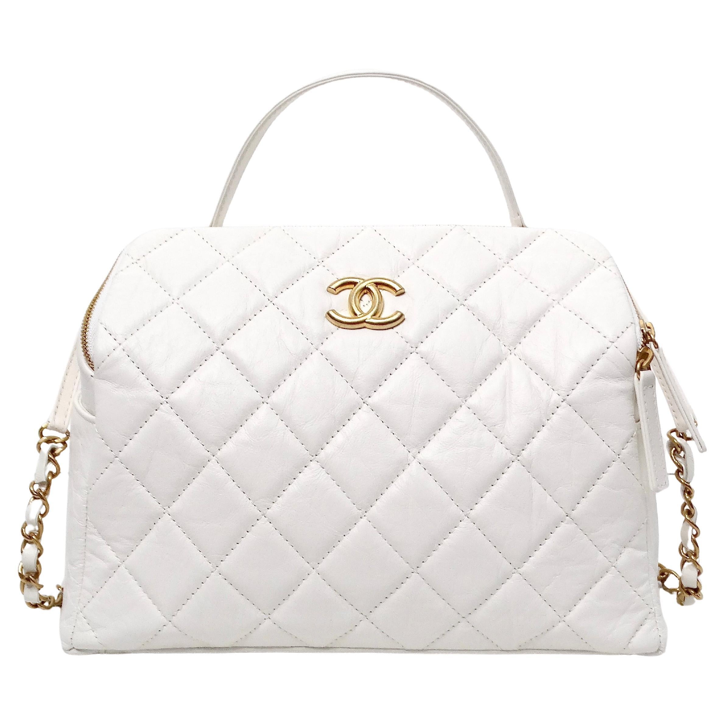 Chanel Weiße gesteppte, gealterte Kalbsleder-Bowlingtasche mit zwei Seiten