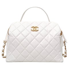 Chanel Weiße gesteppte, gealterte Kalbsleder-Bowlingtasche mit zwei Seiten