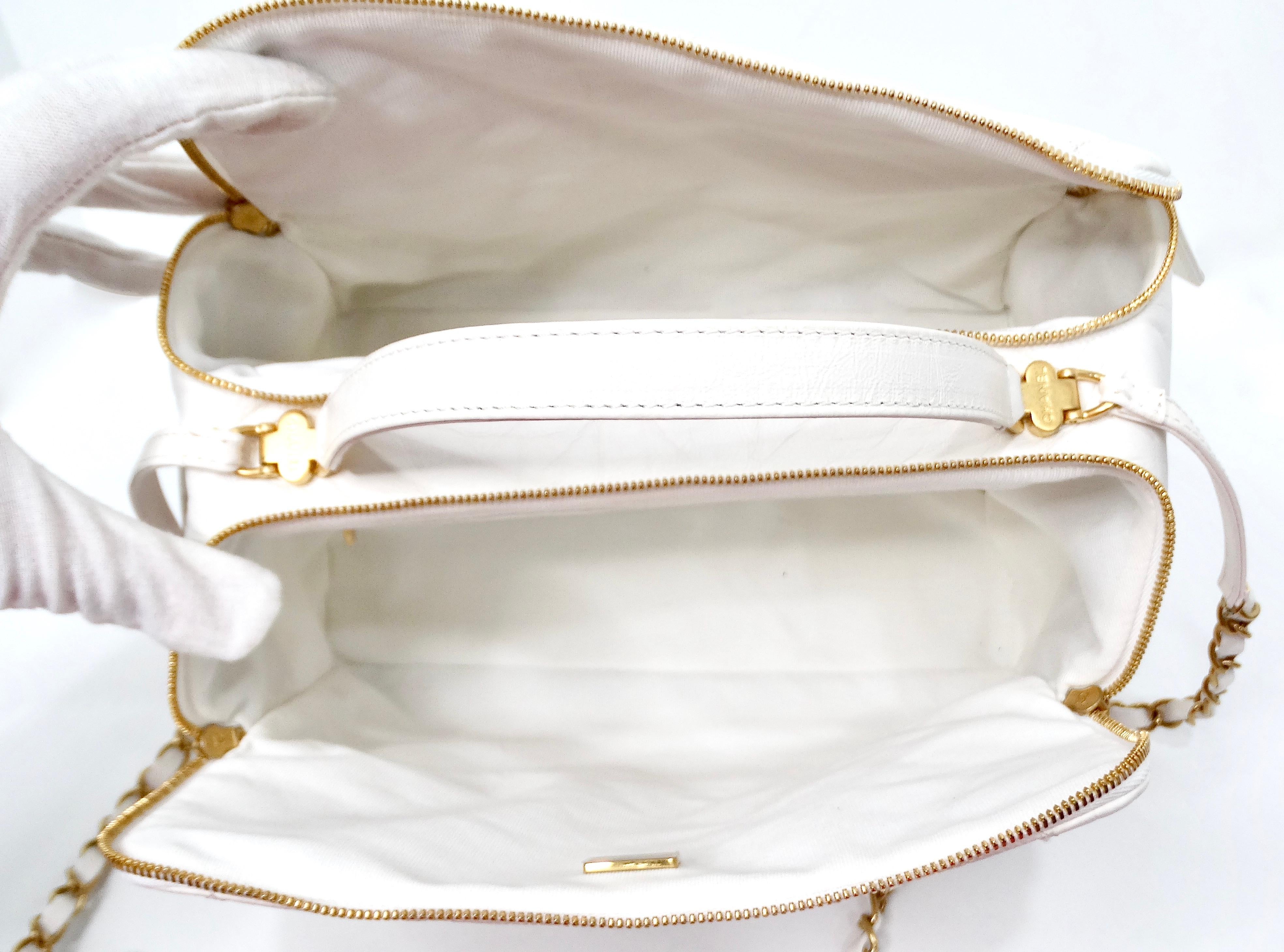 Chanel Weiße gesteppte, gealterte Kalbsleder-Bowlingtasche mit zwei Seiten im Angebot 5