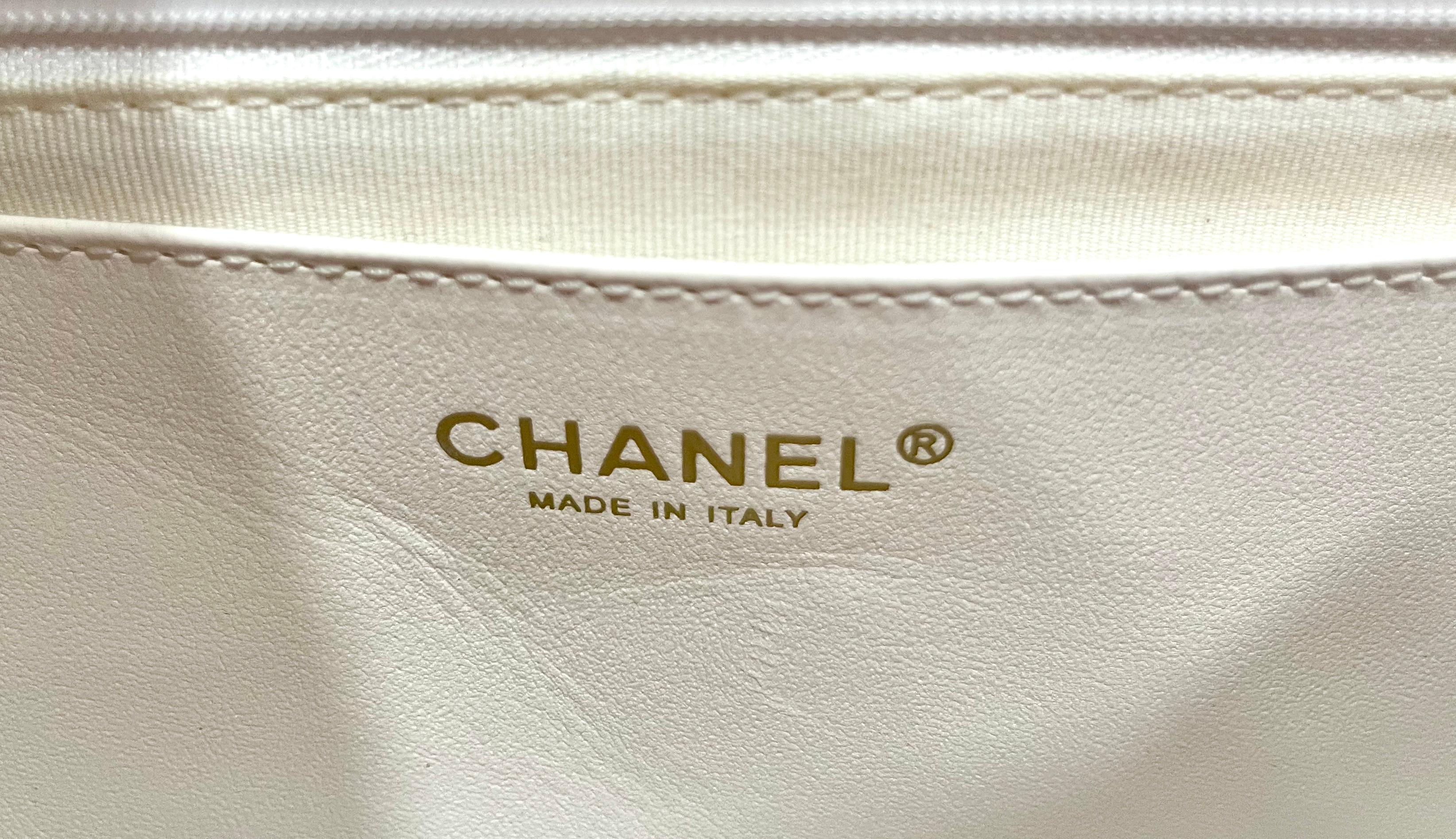 Chanel Weiße gesteppte, gealterte Kalbsleder-Bowlingtasche mit zwei Seiten im Angebot 6