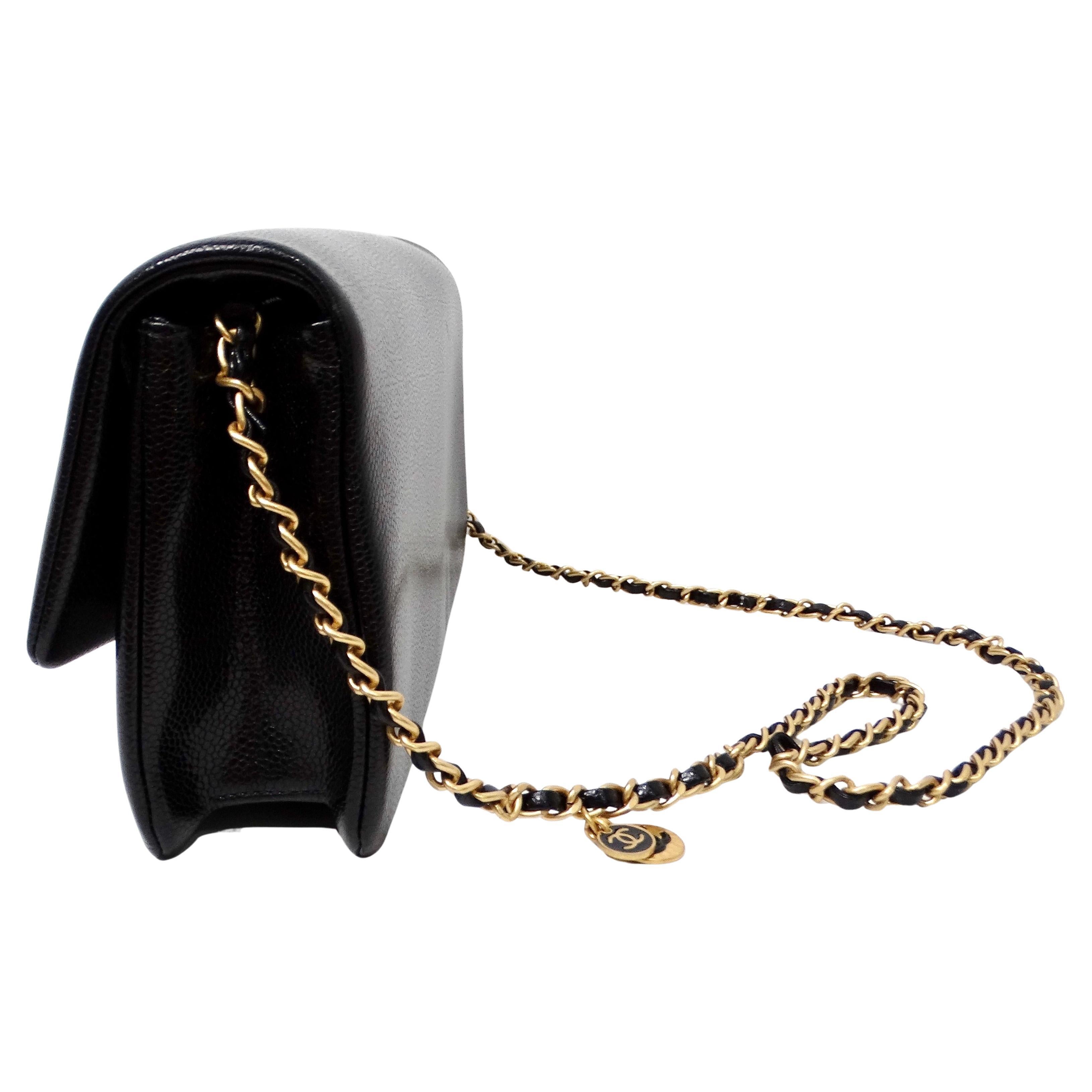 Die Chanel Maxi Clutch Umhängetasche aus schwarzem, genarbtem Kalbsleder für 2024 ist ein raffiniertes und vielseitiges Accessoire, das die zeitlose Eleganz von Chanel verkörpert. Sie ist aus luxuriösem, genarbtem Kalbsleder gefertigt und zeichnet