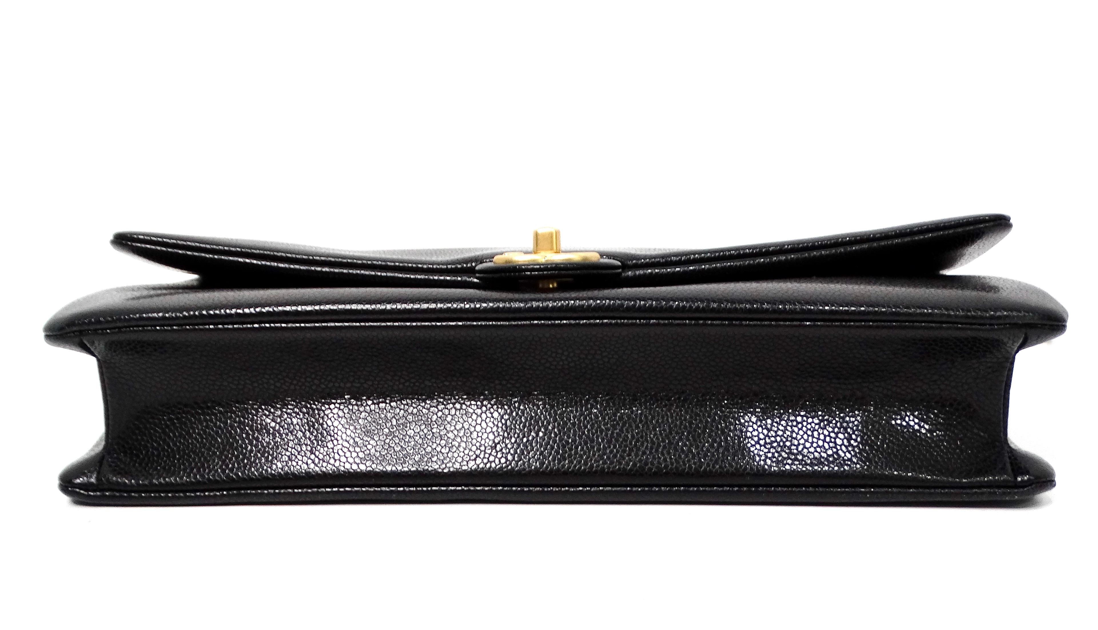 Chanel Schwarzes genarbtes Kalbsleder Maxi Clutch Umhängetasche 2024 im Angebot 3