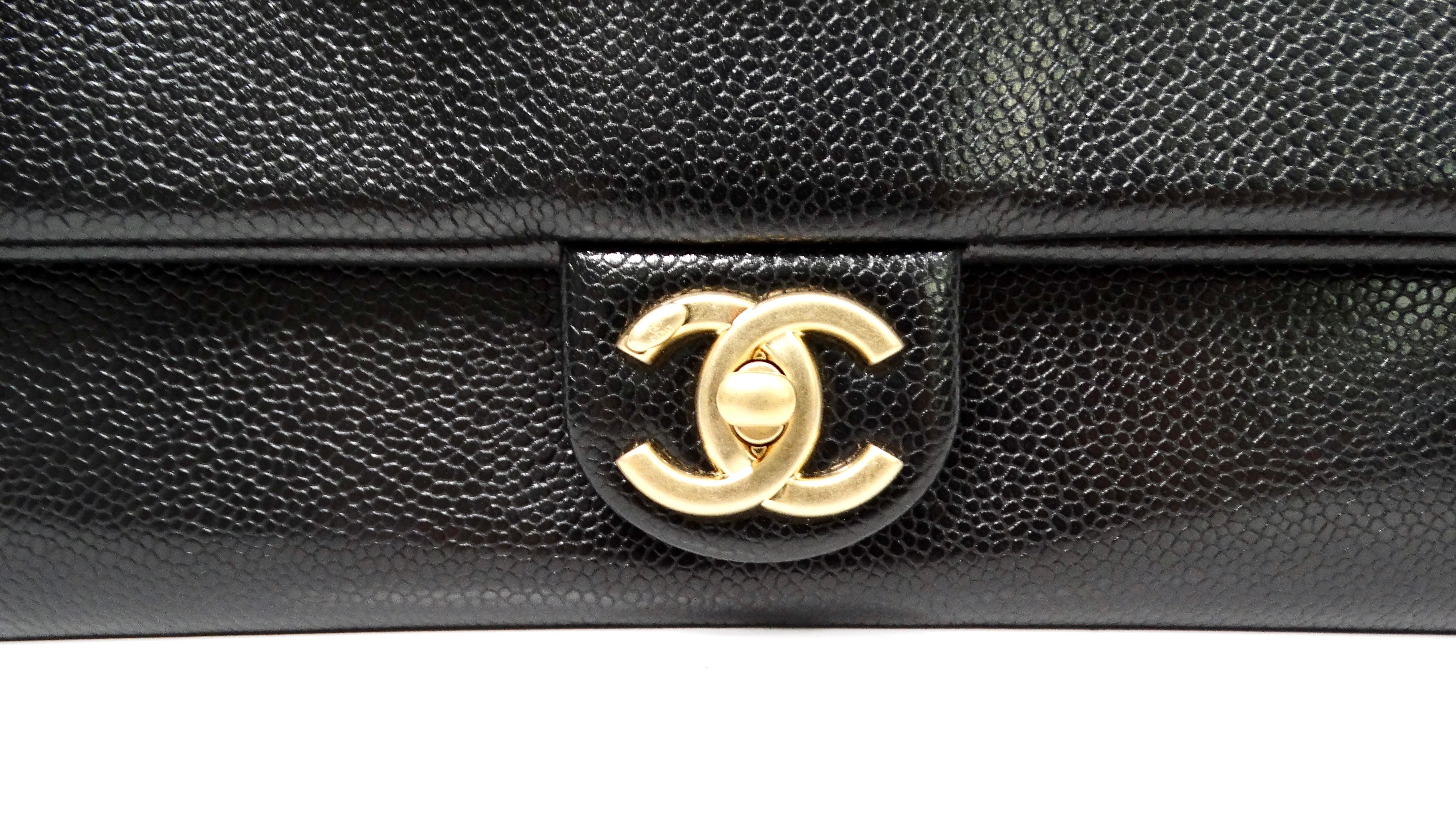 Chanel Schwarzes genarbtes Kalbsleder Maxi Clutch Umhängetasche 2024 im Zustand „Gut“ im Angebot in Scottsdale, AZ