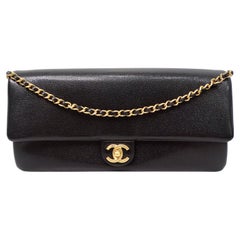 Chanel Schwarzes genarbtes Kalbsleder Maxi Clutch Umhängetasche 2024