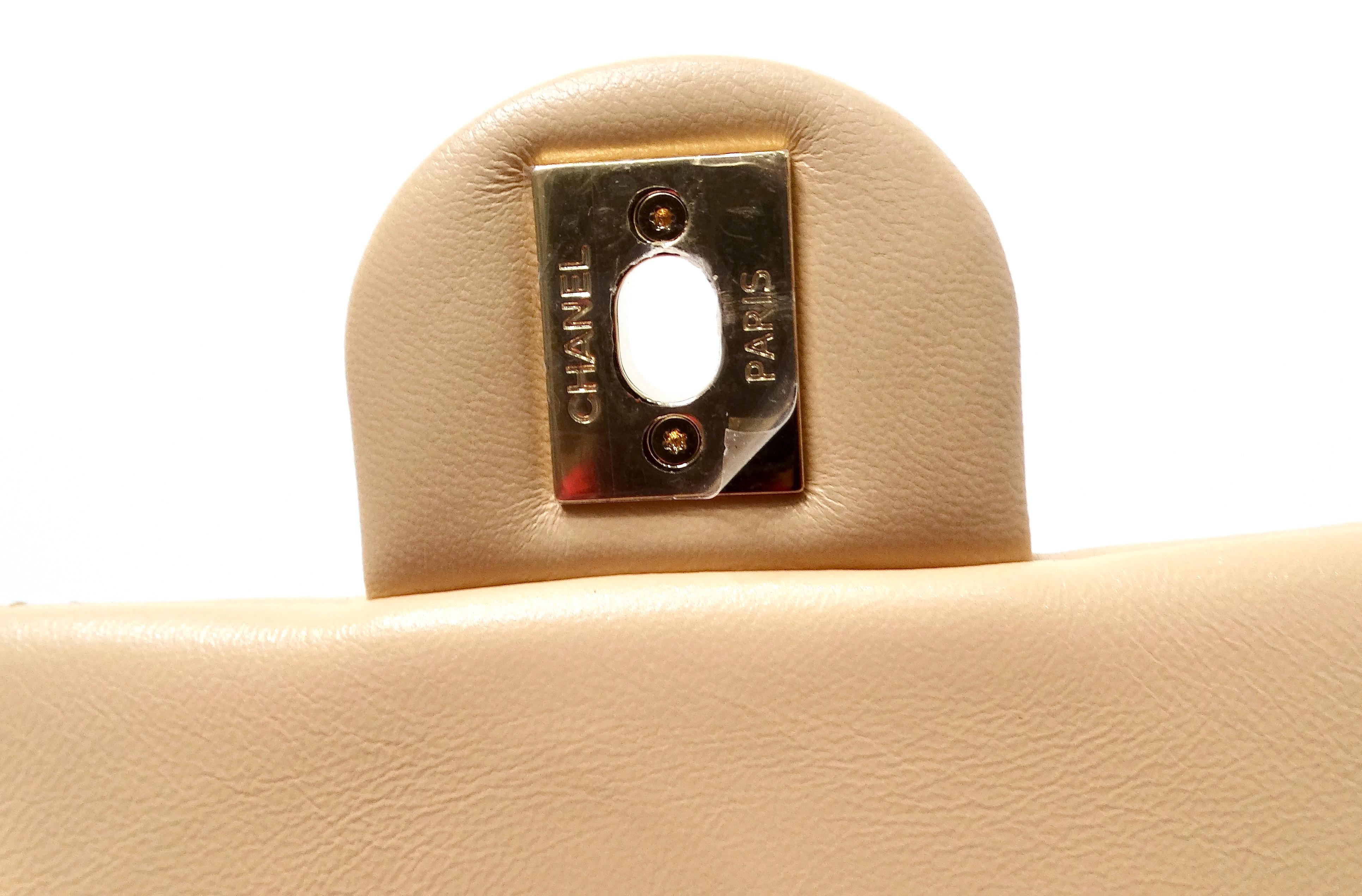 Chanel Beige Gestepptes Lammfell Interlocking CC Kette Klappe Tasche 2024 im Angebot 8
