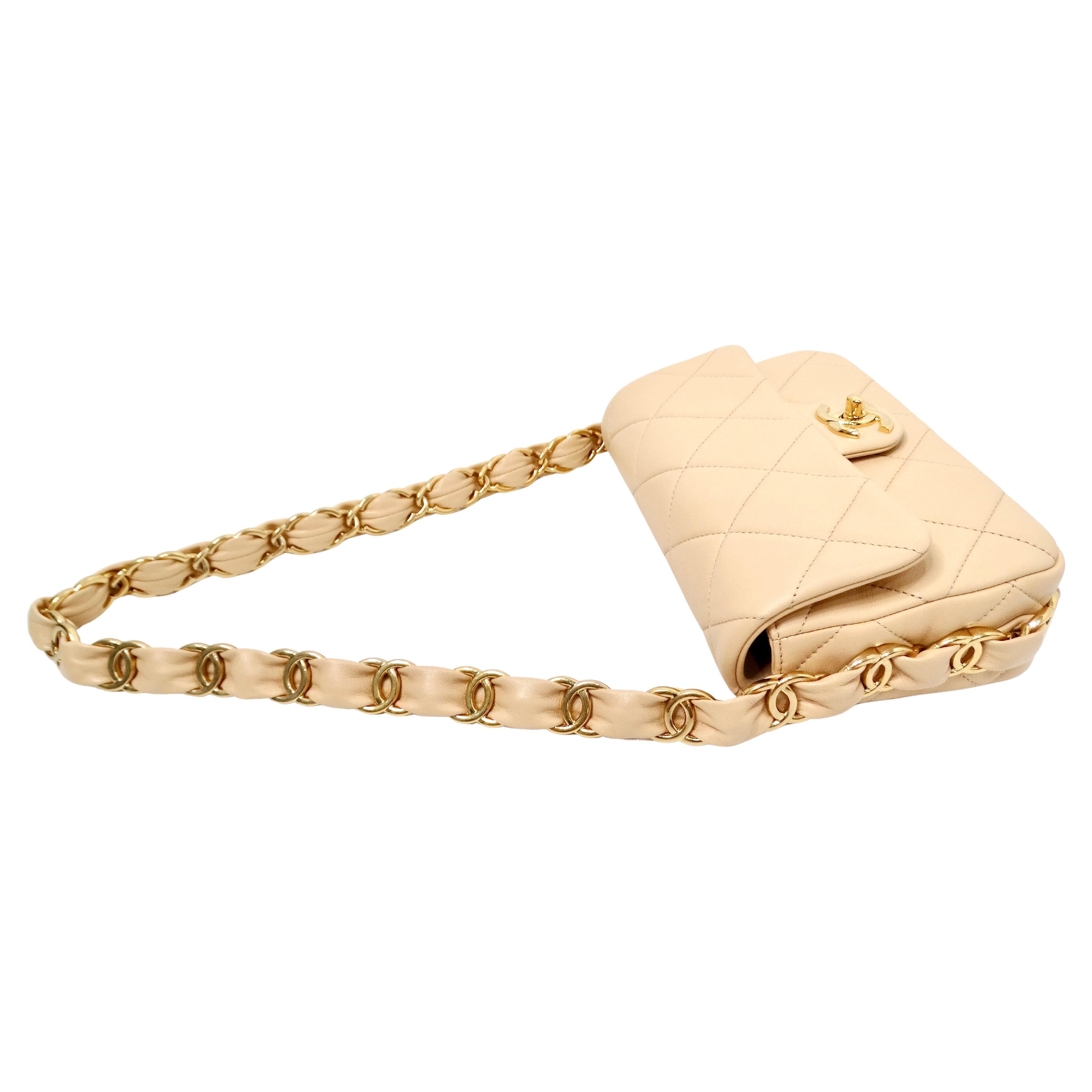 Die Chanel Beige Quilted Lambskin Interlocking CC Chain Flap Bag for 2024 ist ein luxuriöses und vielseitiges Accessoire, das zeitlose Eleganz verkörpert. Sie ist aus weichem, beigefarbenem, gestepptem Lammleder gefertigt und verfügt über das