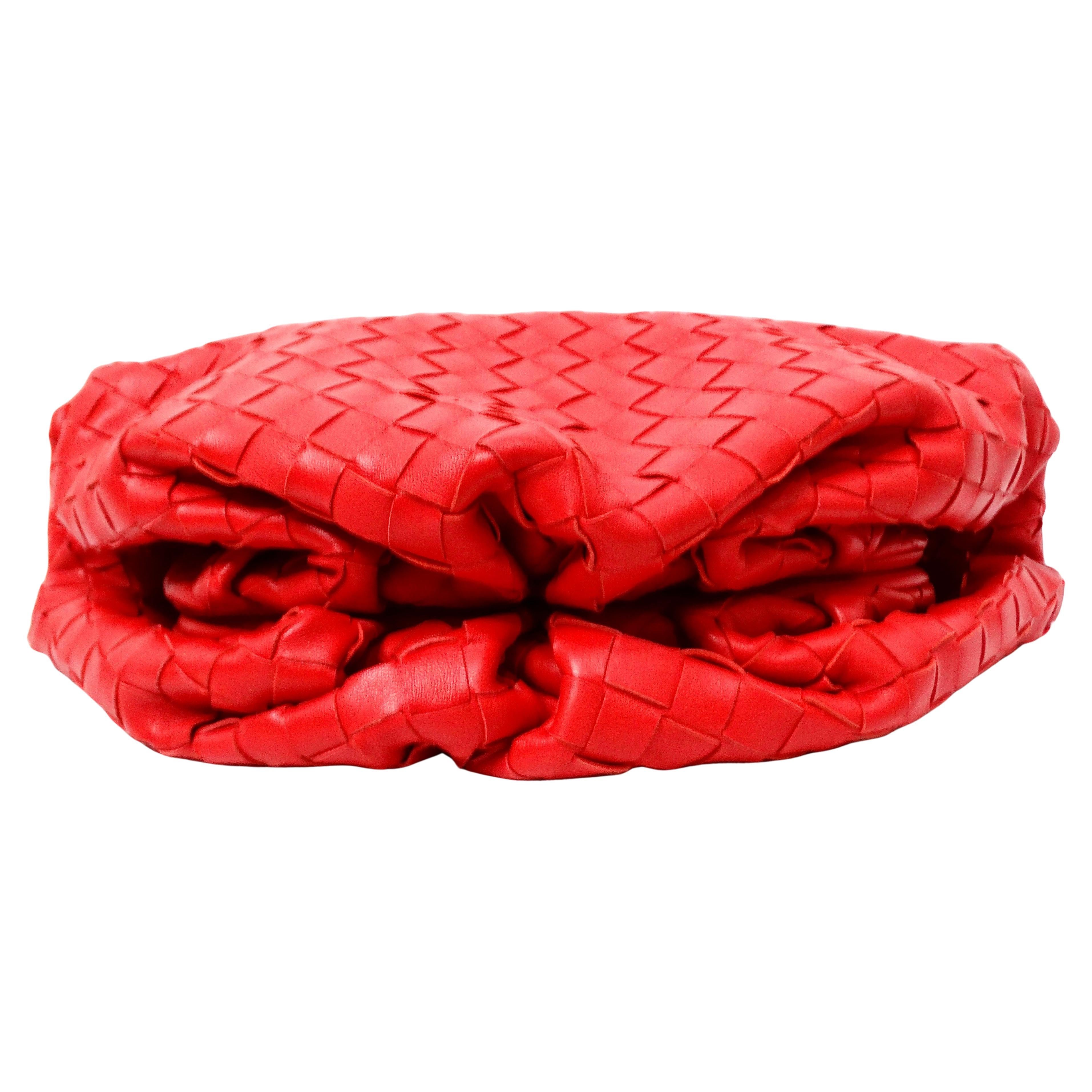 La Bottega Veneta Red Nappa Maxi Intrecciato The Pouch Clutch è uno squisito accessorio di lusso che incarna un'artigianalità sofisticata e un'eleganza senza tempo. Realizzata in pelle Nappa, questa pochette presenta la tipica tecnica di intreccio