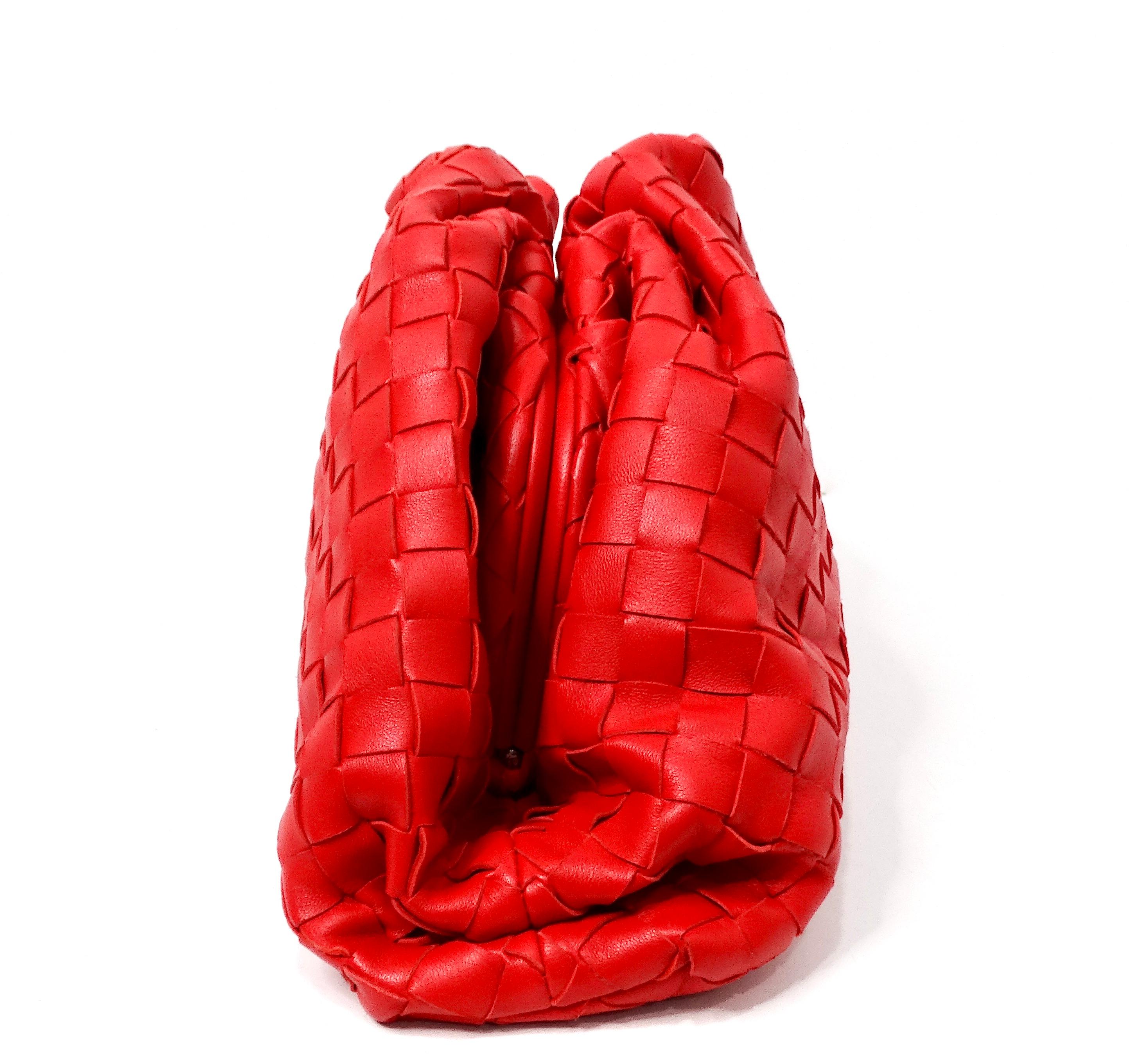 Rosso Bottega Veneta Maxi Intrecciato in Nappa Rossa La Pochette in vendita
