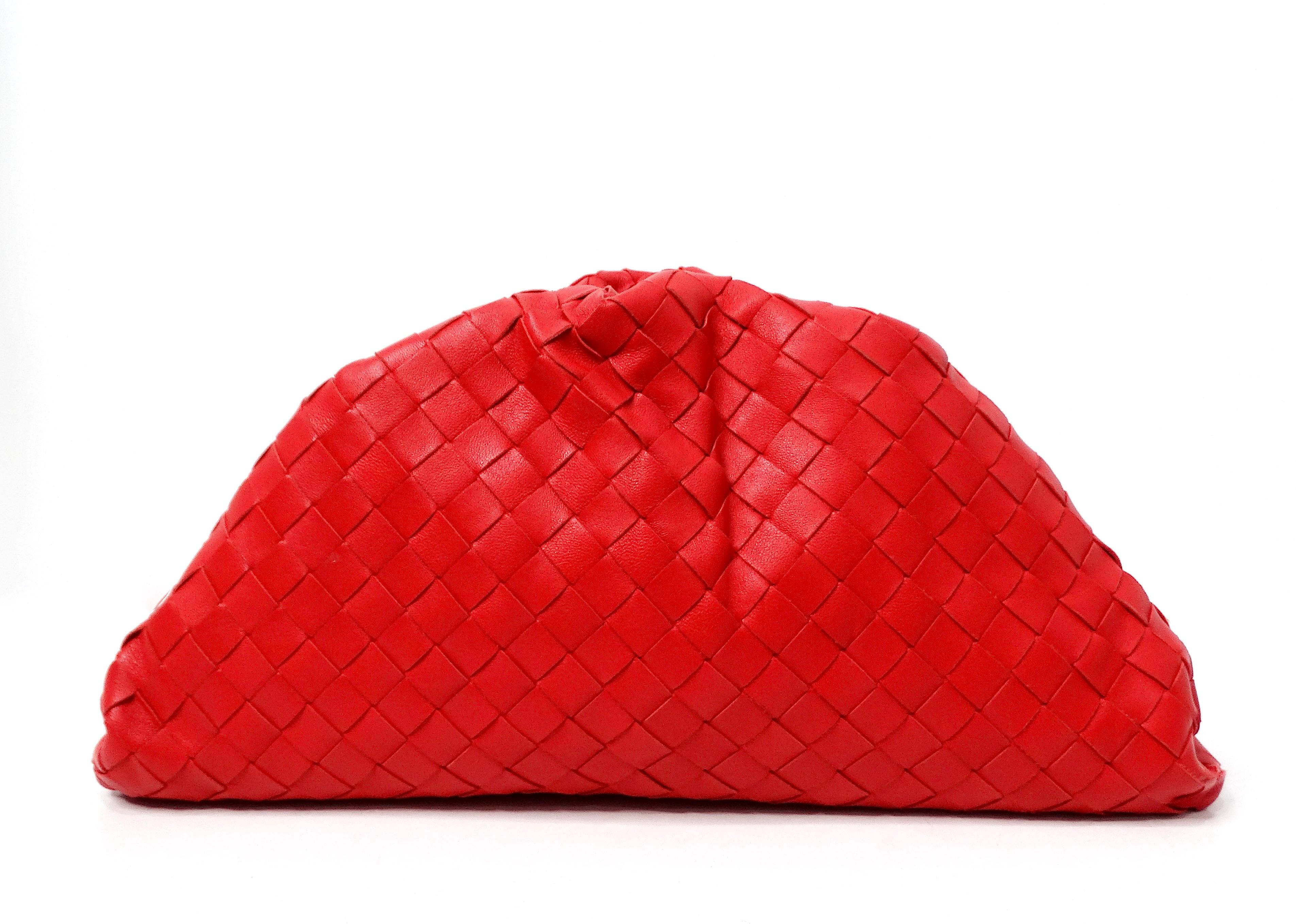 Bottega Veneta Maxi Intrecciato in Nappa Rossa La Pochette In condizioni buone in vendita a Scottsdale, AZ
